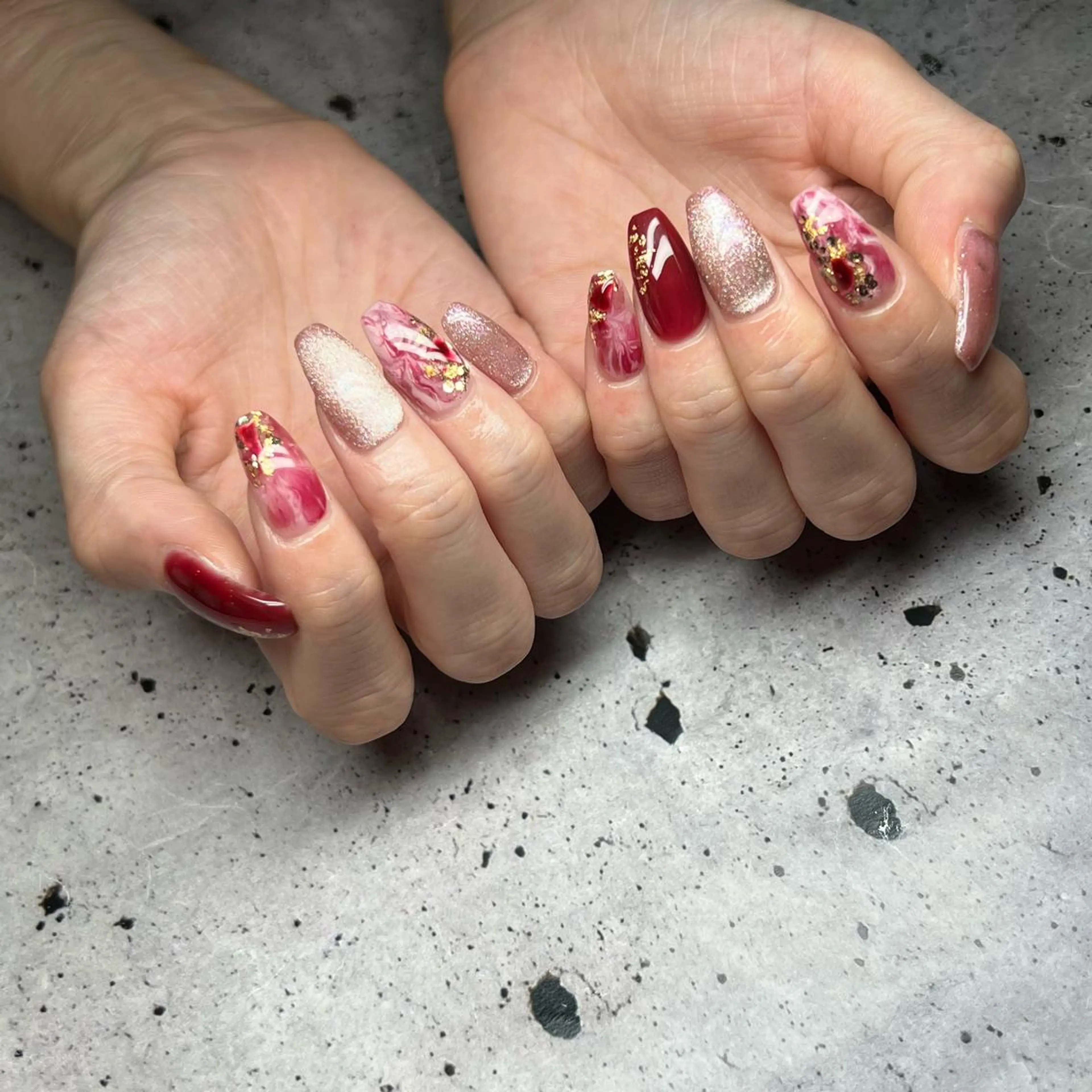 ネイル ニュアンスネイル 赤色 ハンドネイル 𝐫𝐚𝐢 𝐧𝐚𝐢𝐥のネイルデザイン