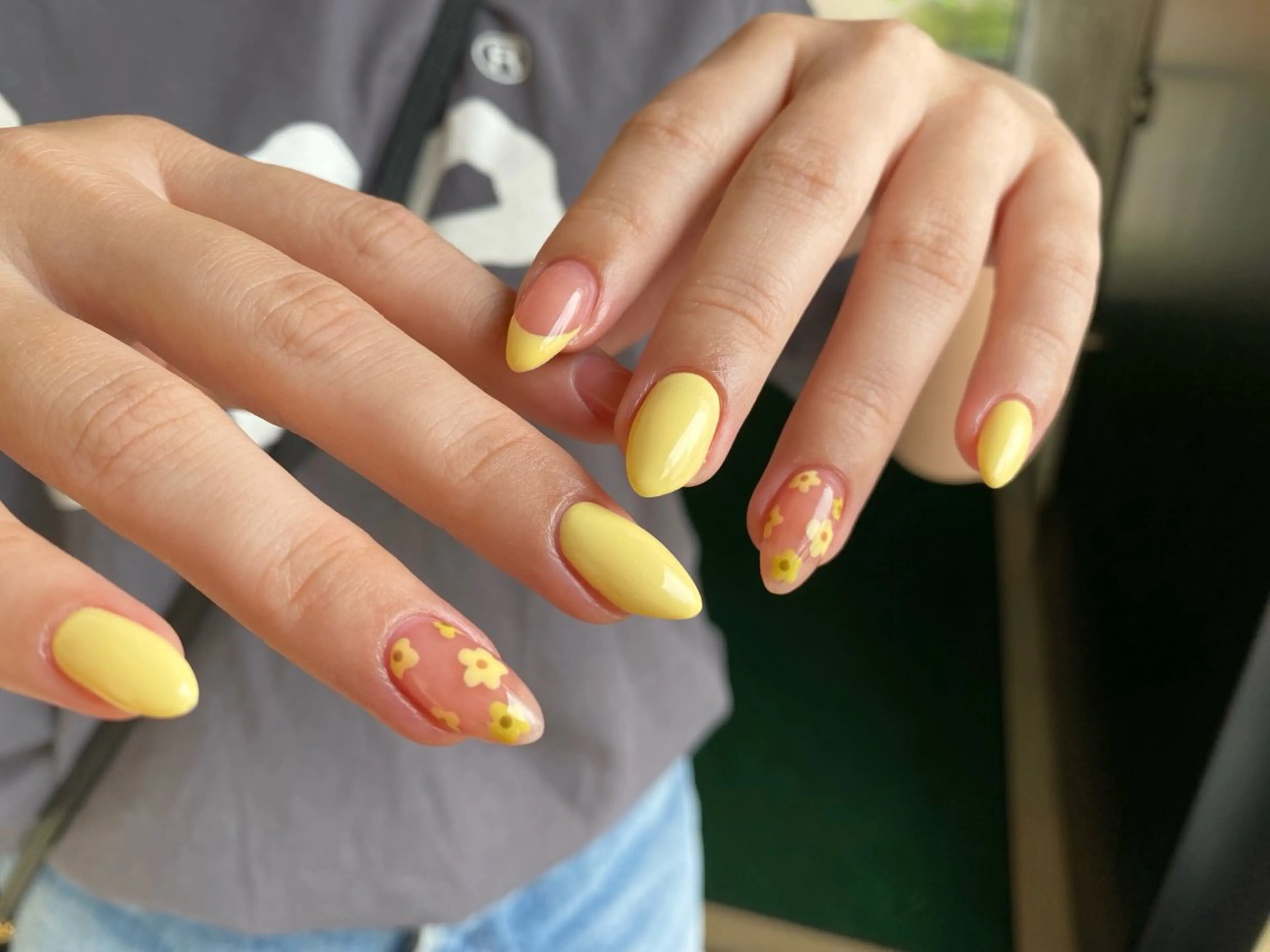 ネイル アートネイル フレンチネイル シンプルネイル 夏ネイル 黄色 ハンドネイル 花澤 ネイルサロンのネイルデザイン