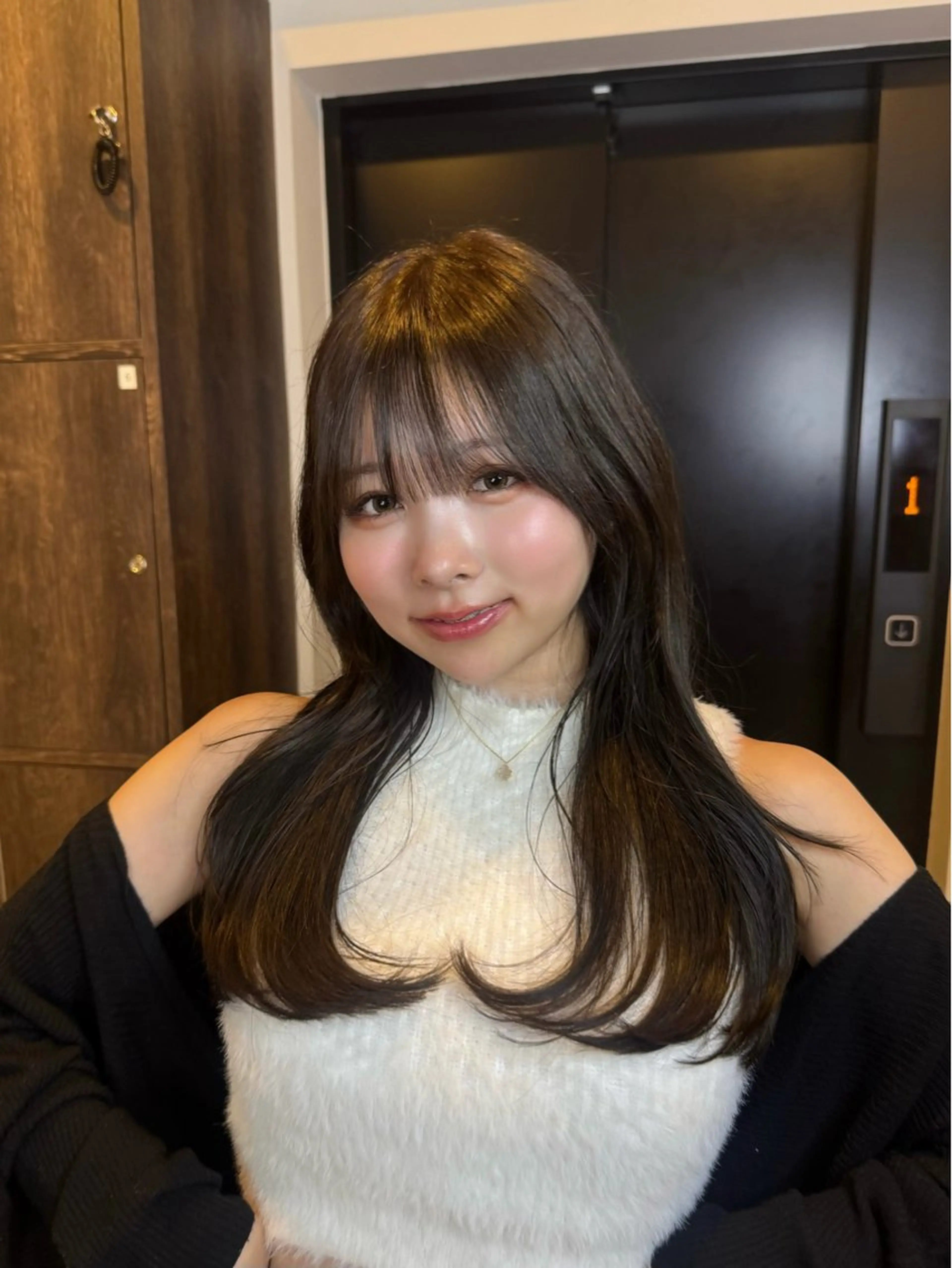ロング カラー ロングレイヤー アッシュ アッシュブラウン ブラウンカラー くびれヘア カット ヘアカラー トリートメント Bonheur銀座 /前田 栞九郎のヘアスタイル