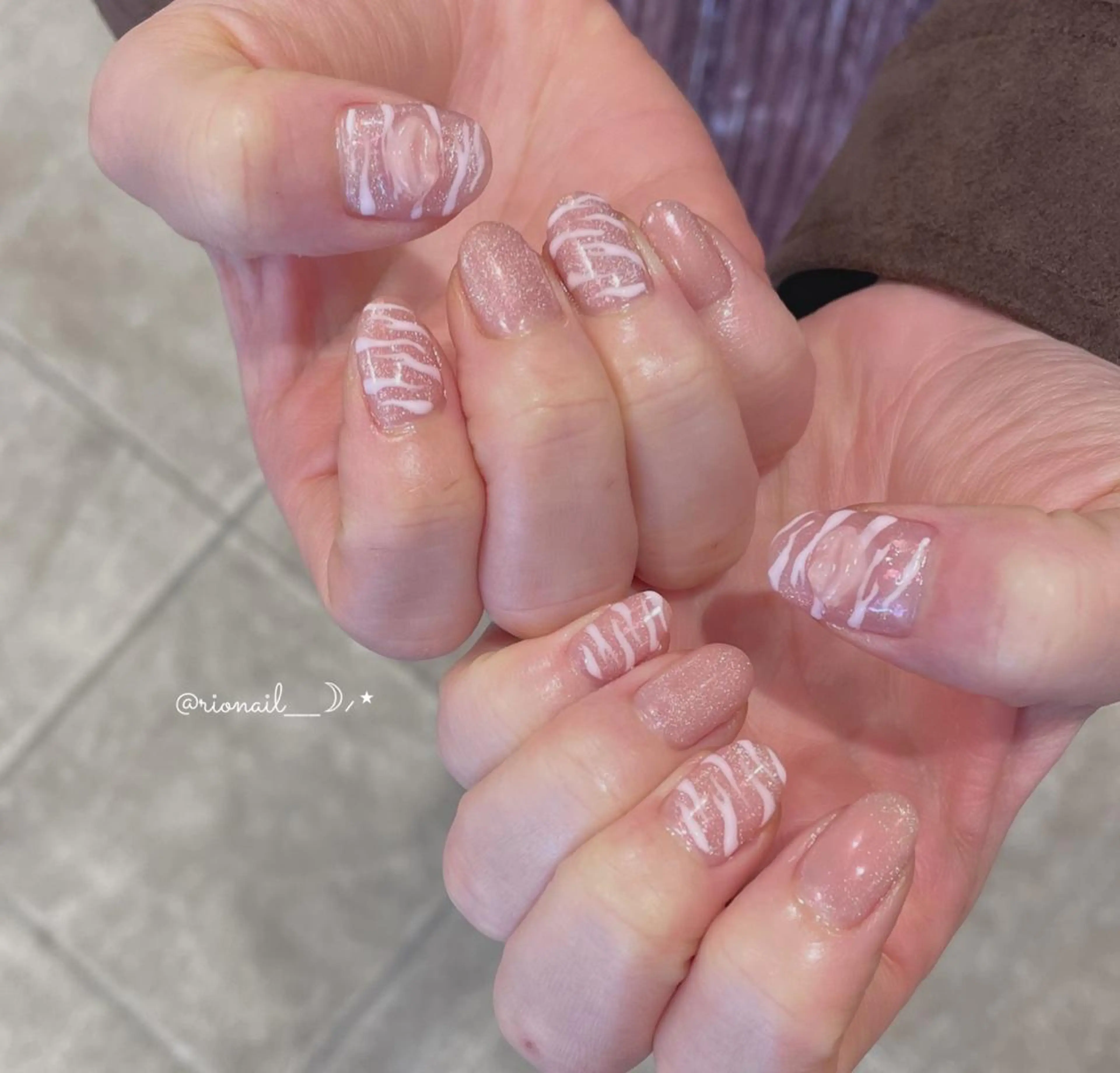 ネイル マツエク・マツパ アートネイル 𝘙𝘪𝘰𝘯𝘢 ...🕯🤍のネイルデザイン