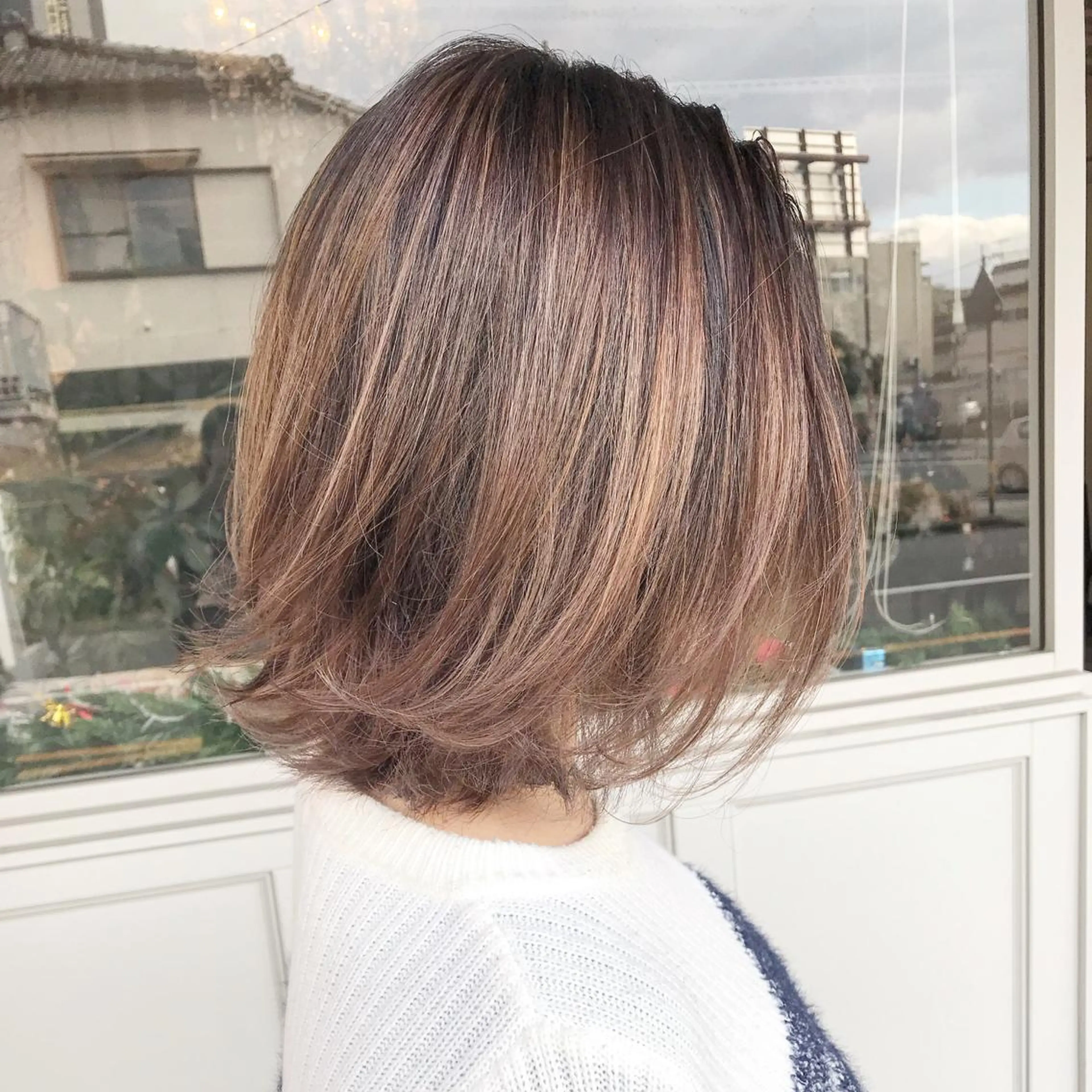 ミディアム カラー ヘアアレンジ お団子ヘア 切りっぱなしボブ バレイヤージュ ブリーチ デザインカラー Mariana/ 鶴原-ハイライトのヘアスタイル