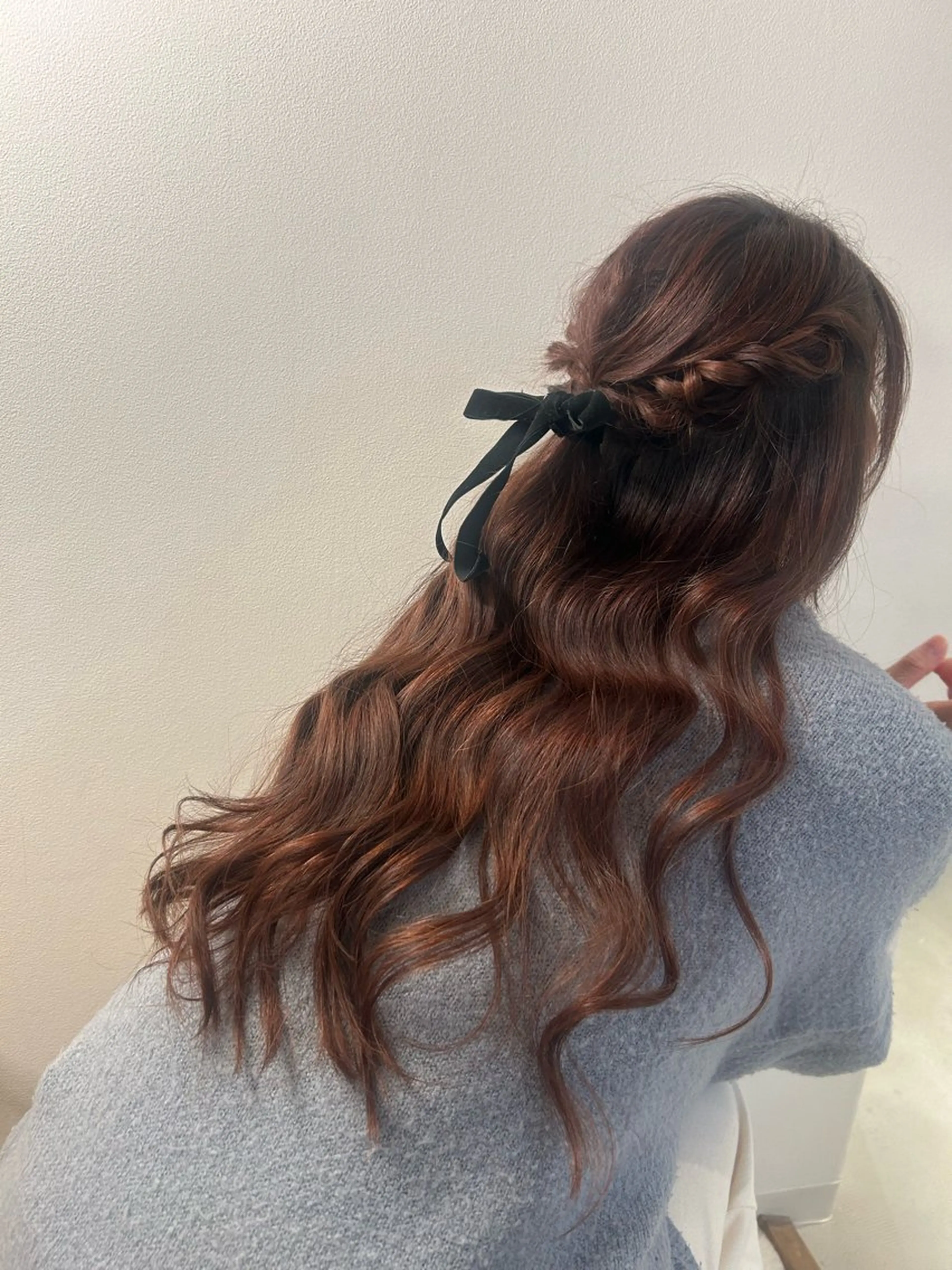 ヘアアレンジ デート shu ブラウンピンクカラーのヘアスタイル
