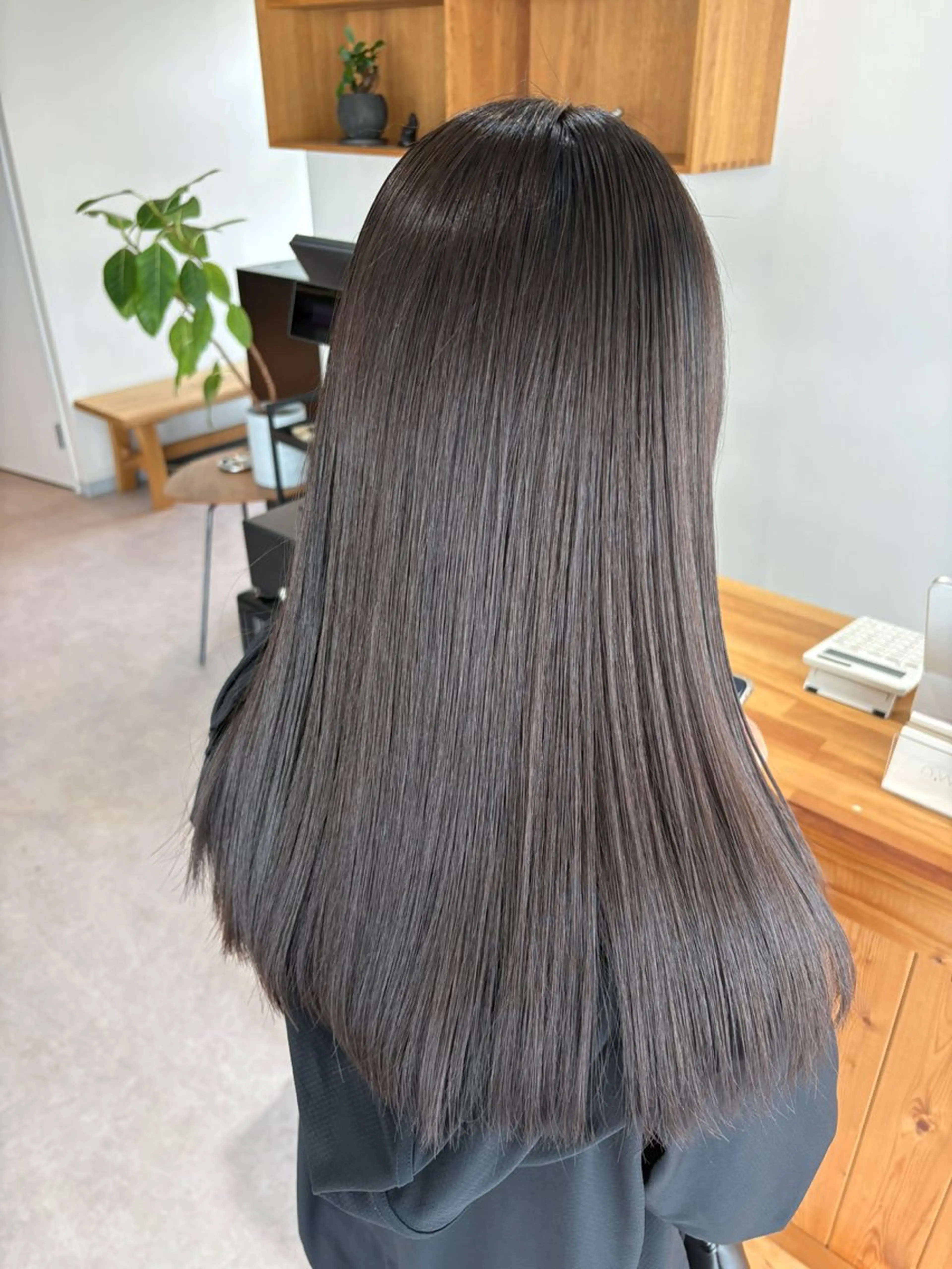 ロング カラー 透明感カラー グレージュ ヘアカラー aina / n.w.hのヘアスタイル