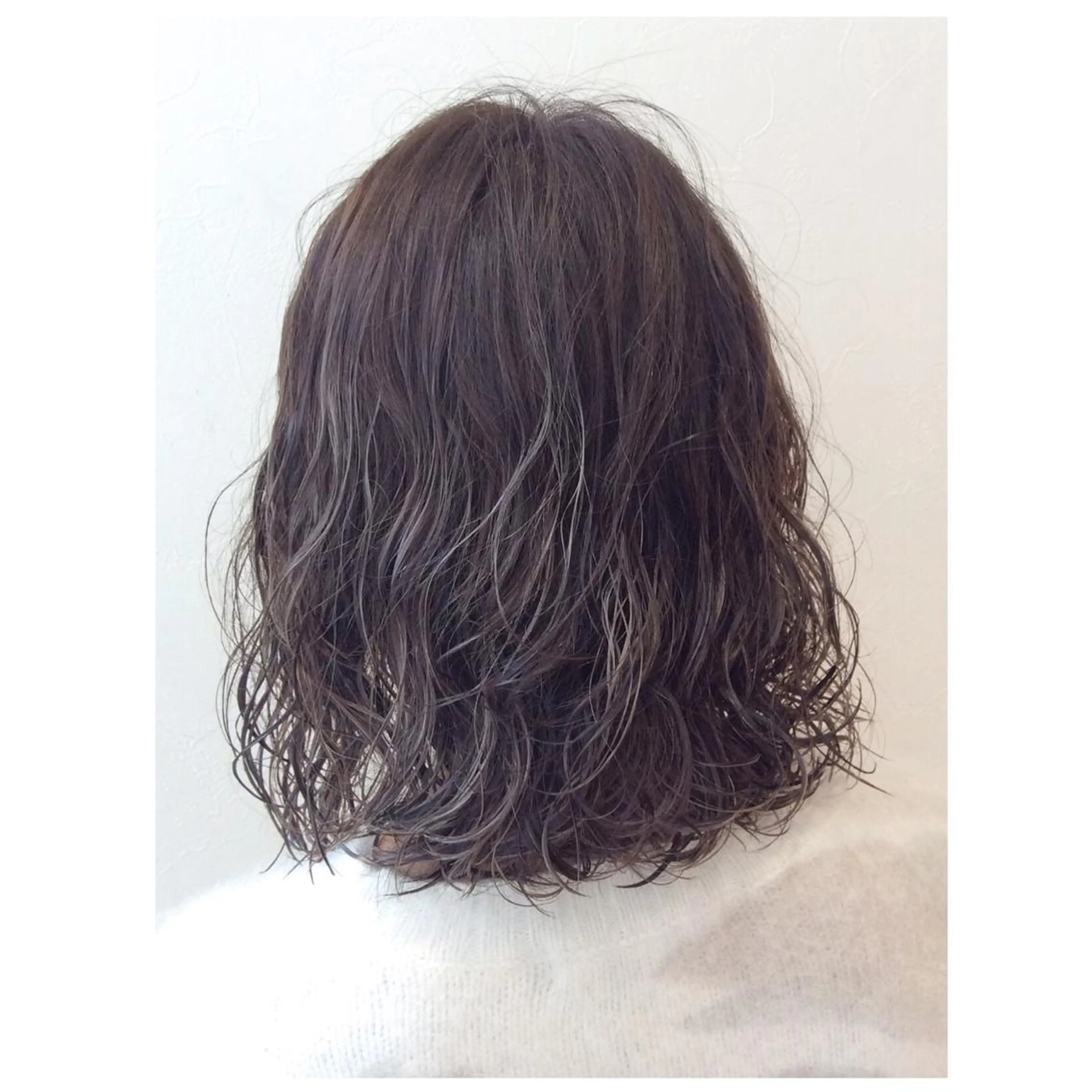 ショート ミディアム セミロング アッシュ TOMOYAレイヤー ブリーチ縮毛矯正のヘアスタイル