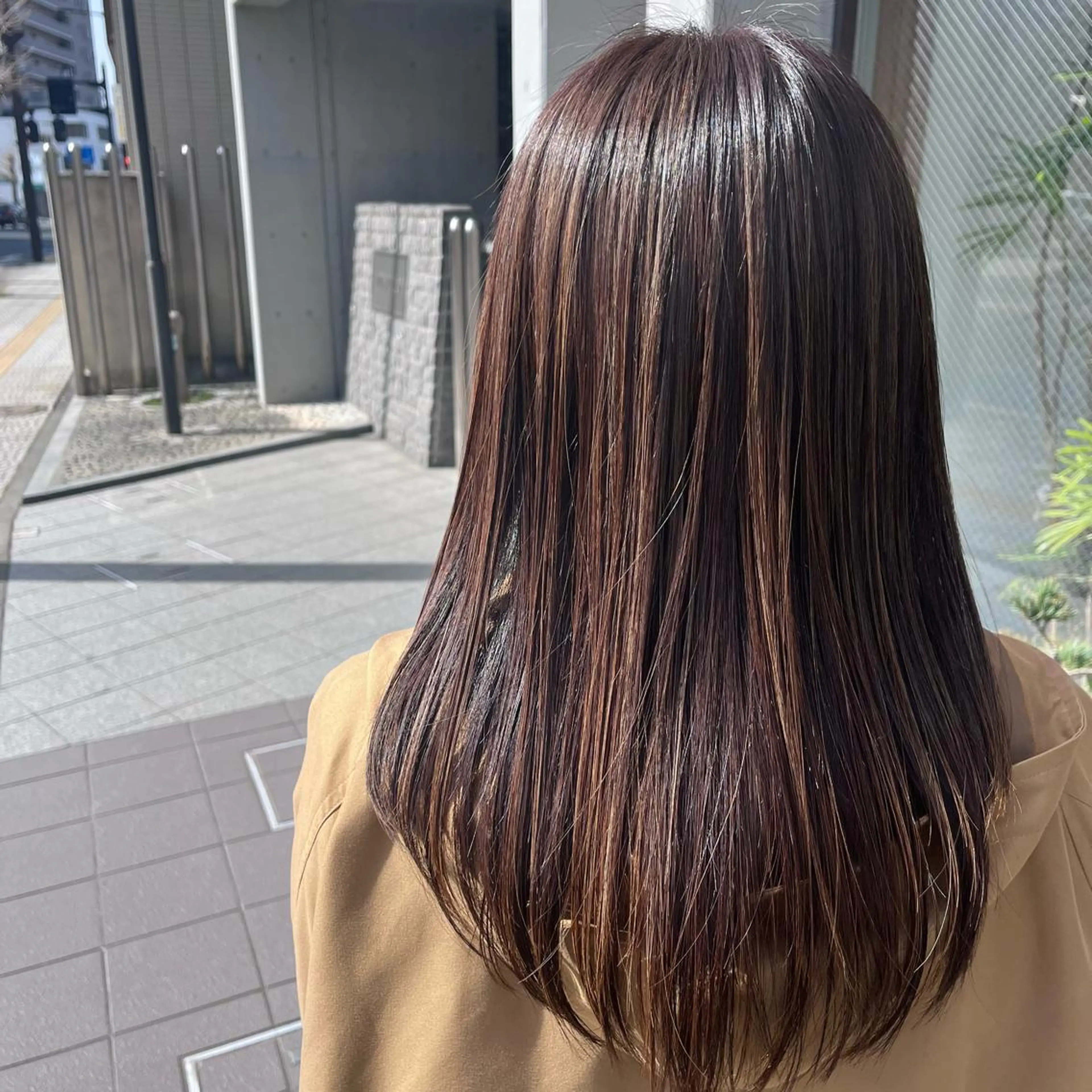 ミディアム ミディアムパーマ 顔周りカット 外国人風カラー ハイライト トリートメント Log(ログ)所属・Log 坂牛匠のヘアスタイル