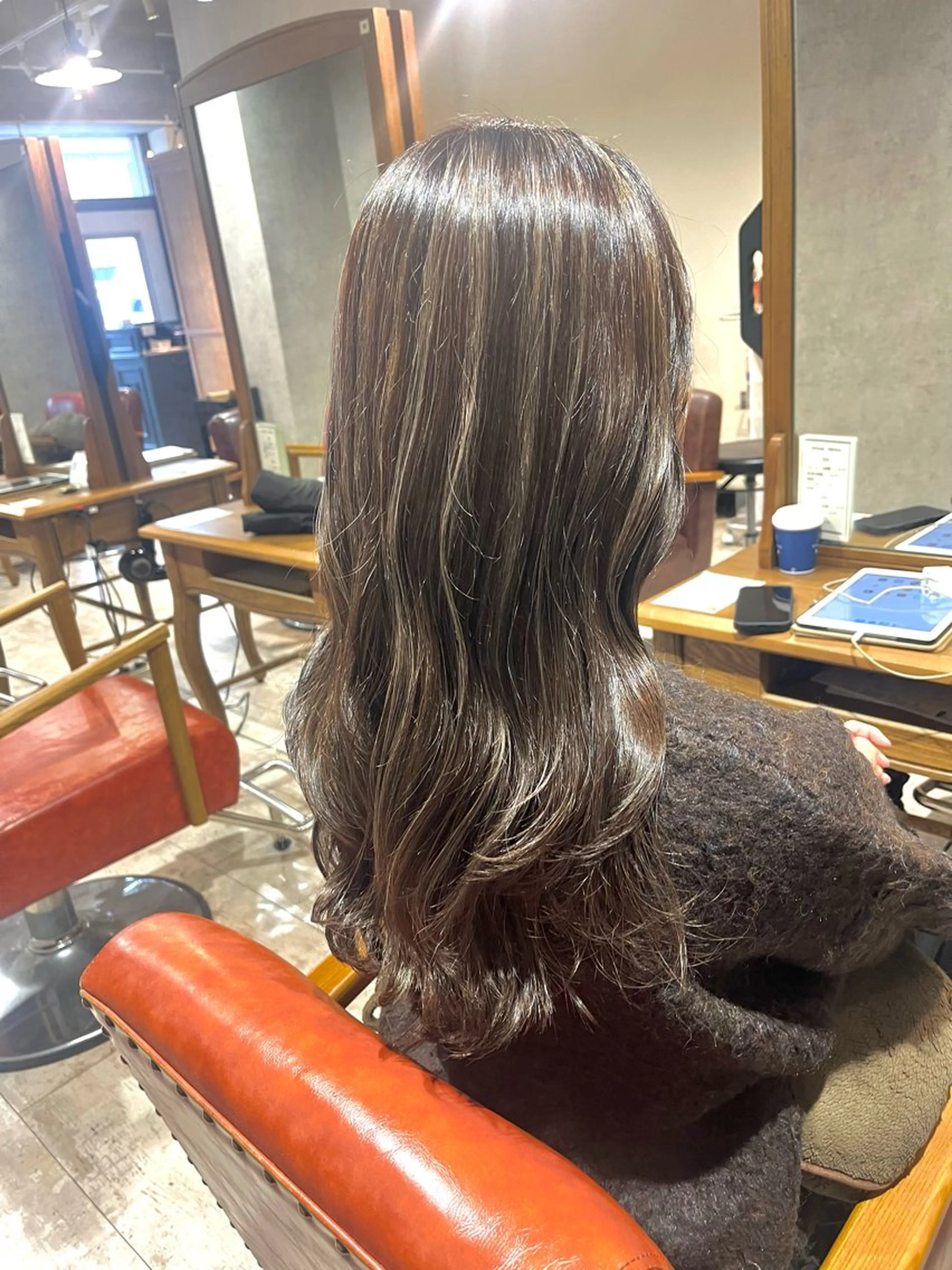 セミロング カラー ブリーチ ハイライトカラー ハイライト qrop所属・柴田 翔太郎のヘアスタイル