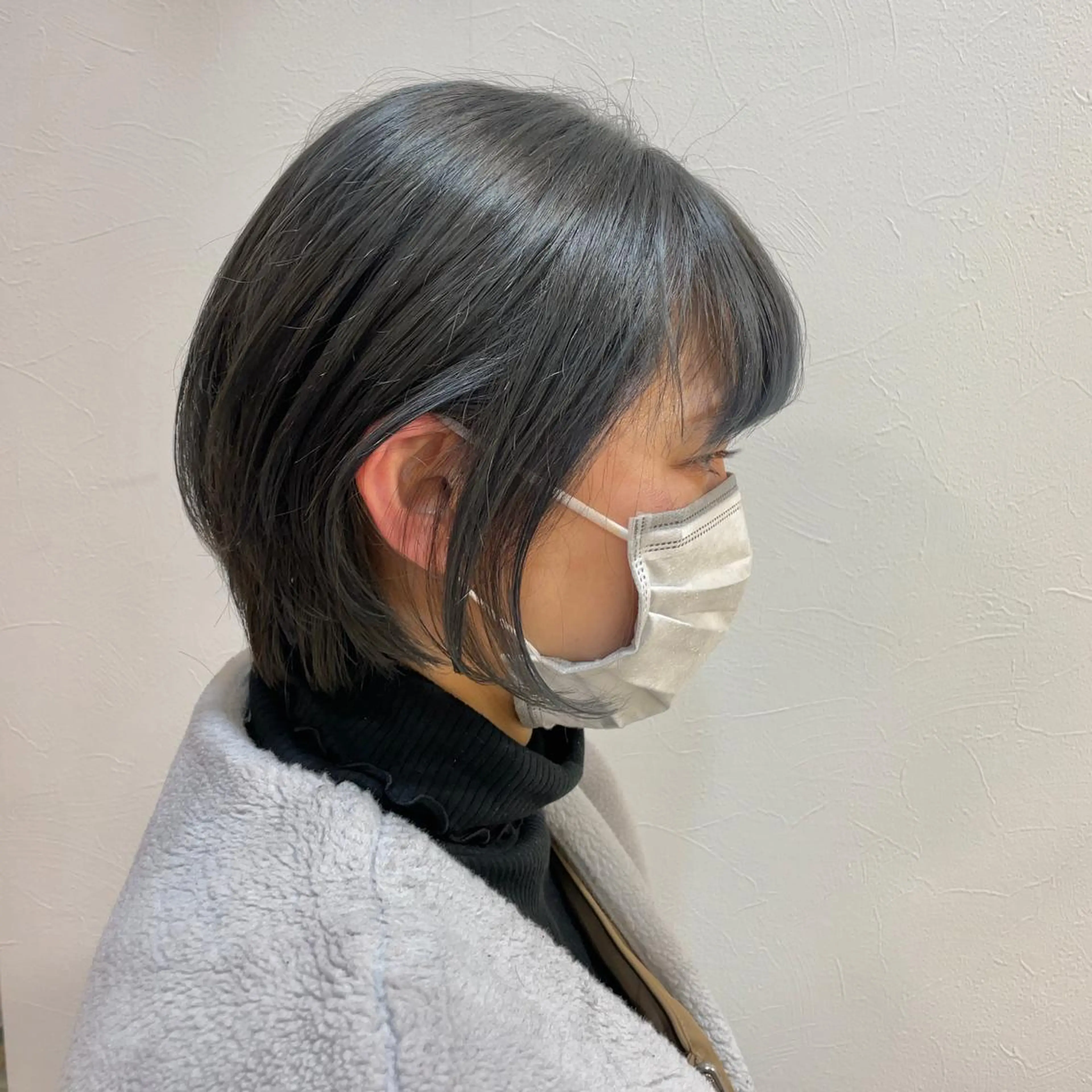 ショート カラー ブリーチ ダークグレー カット ヘアカラー 山田 里美のヘアスタイル