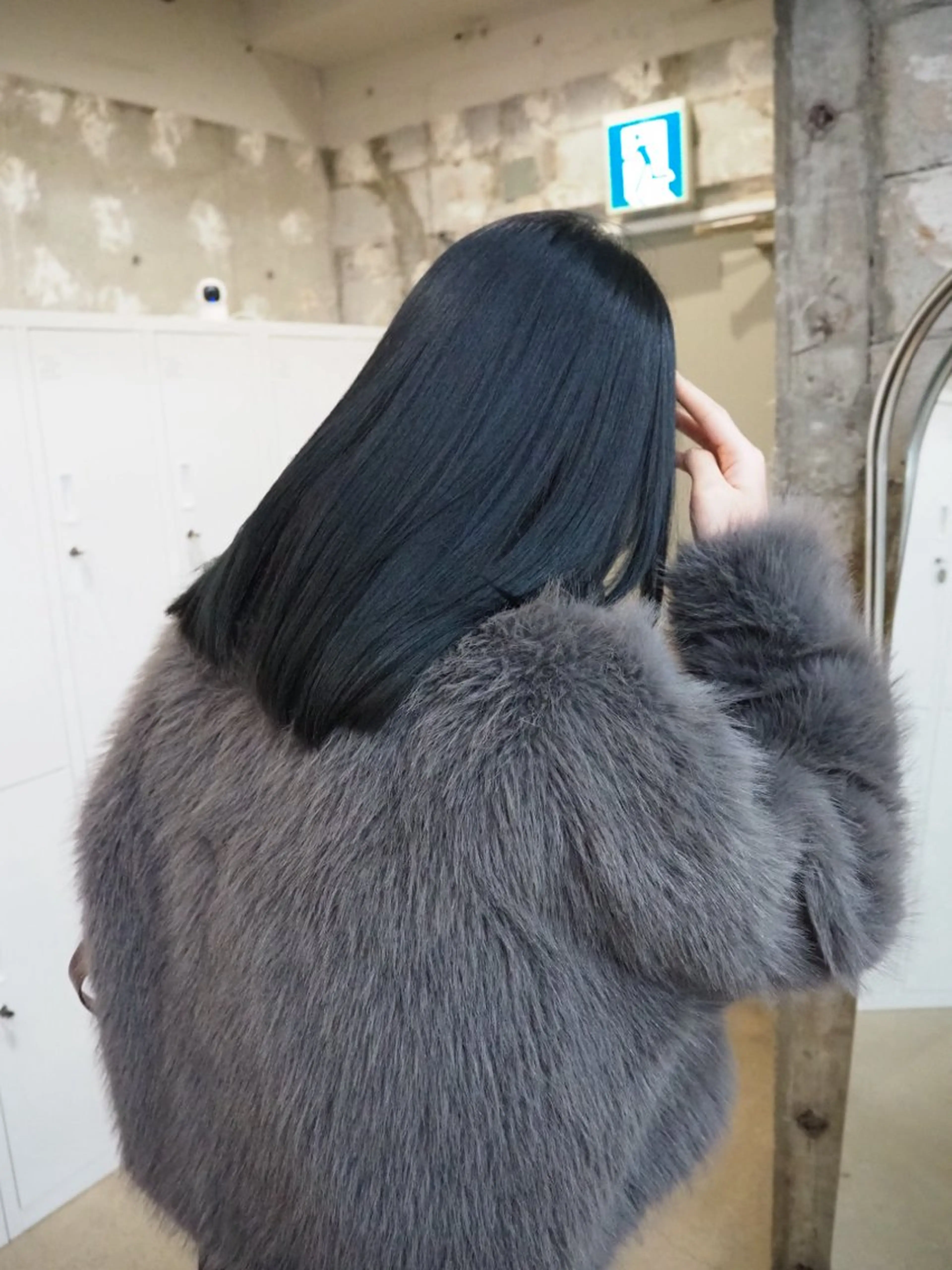 セミロング カラー 黒髪 ブルーカラー ブルーブラック マユ/ SYS by fitのヘアスタイル