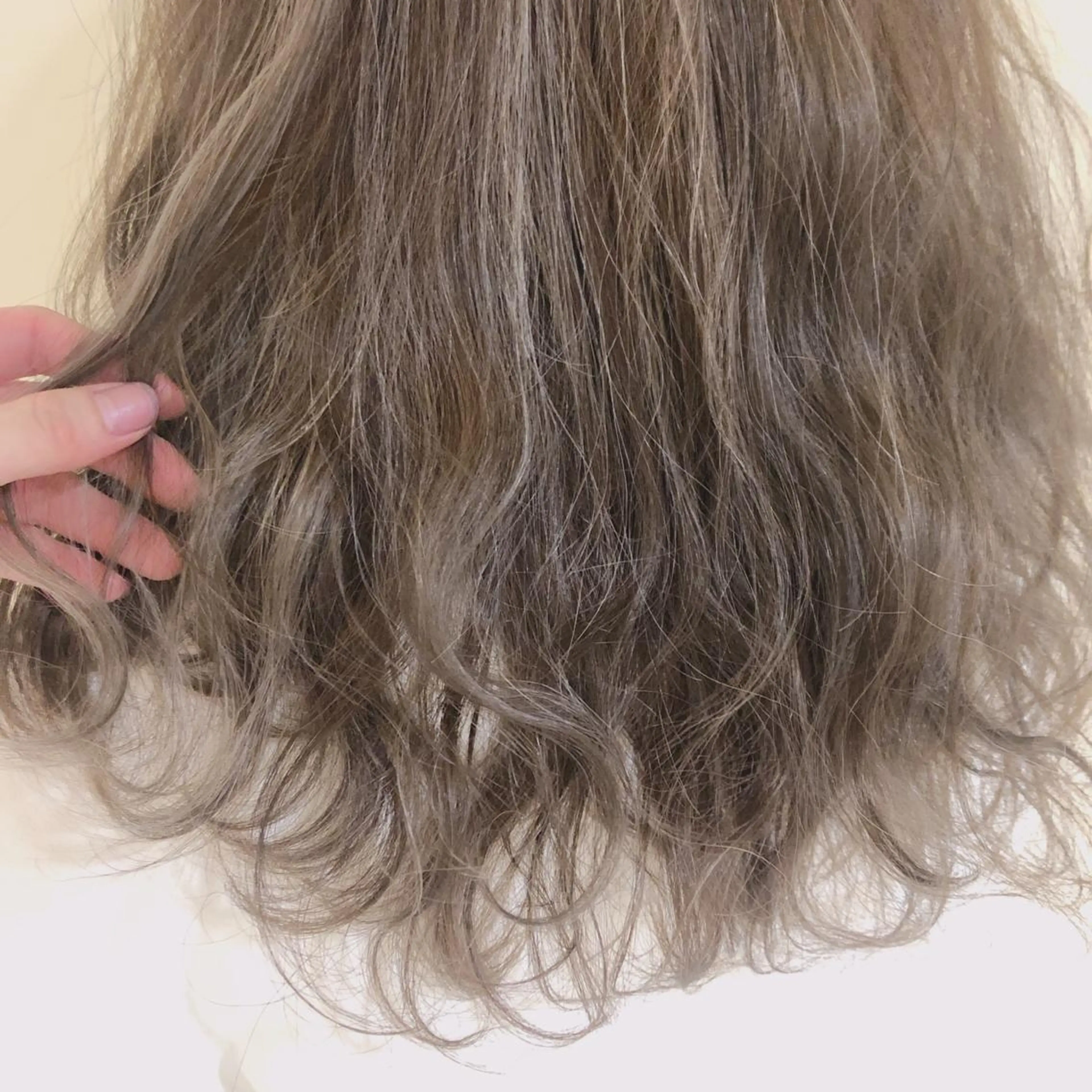 ロング カラー ベージュカラー ハイライトカラー ハイライト 湯田実津希🤎 ﾐﾙｸﾃｨ専門のヘアスタイル