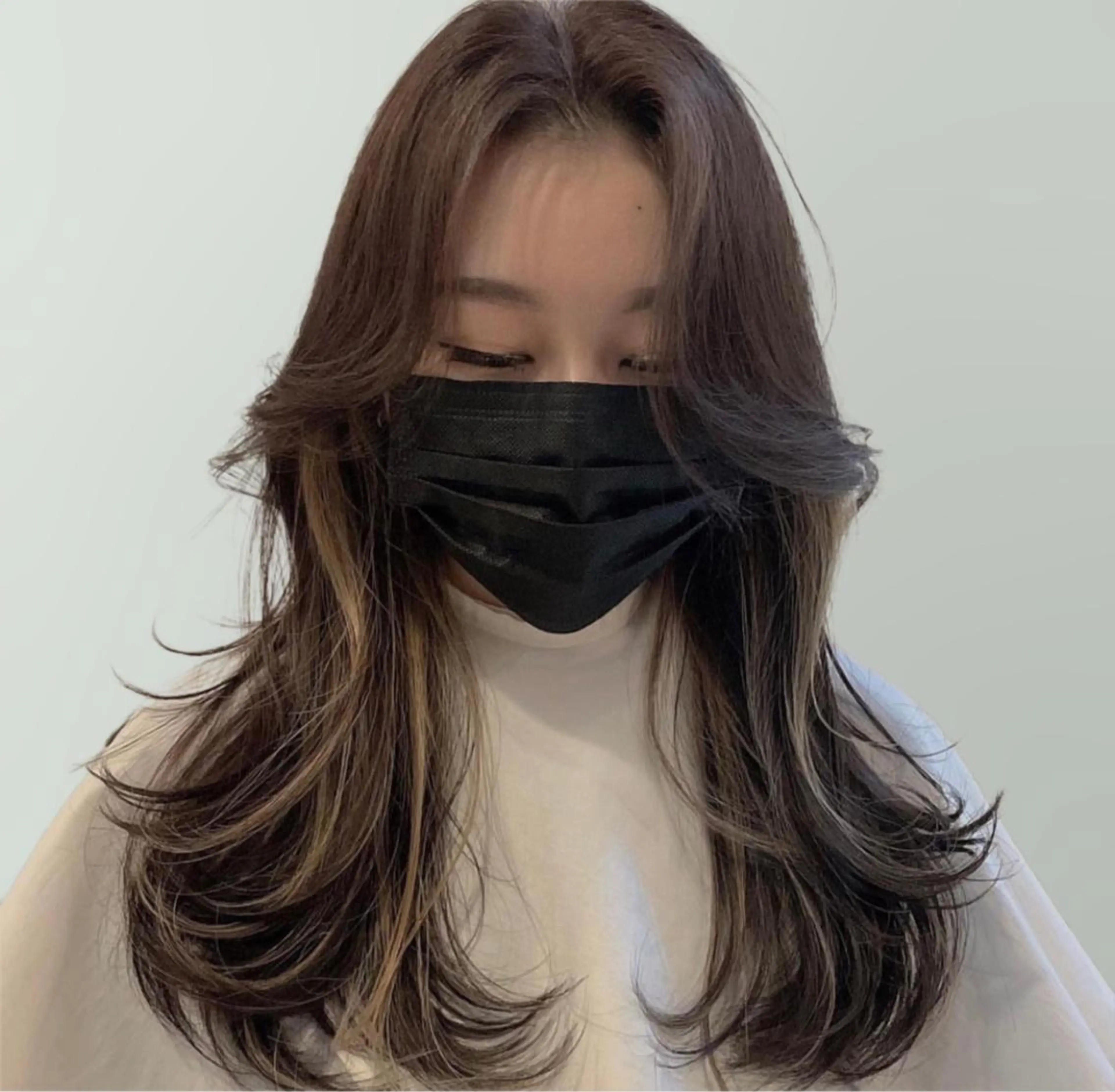 セミロング カラー ベージュカラー ブリーチ イヤリングカラー 韓国風カラー ブリーチなしカラー カット ヘアカラー トリートメント 鈴木 一貴のヘアスタイル