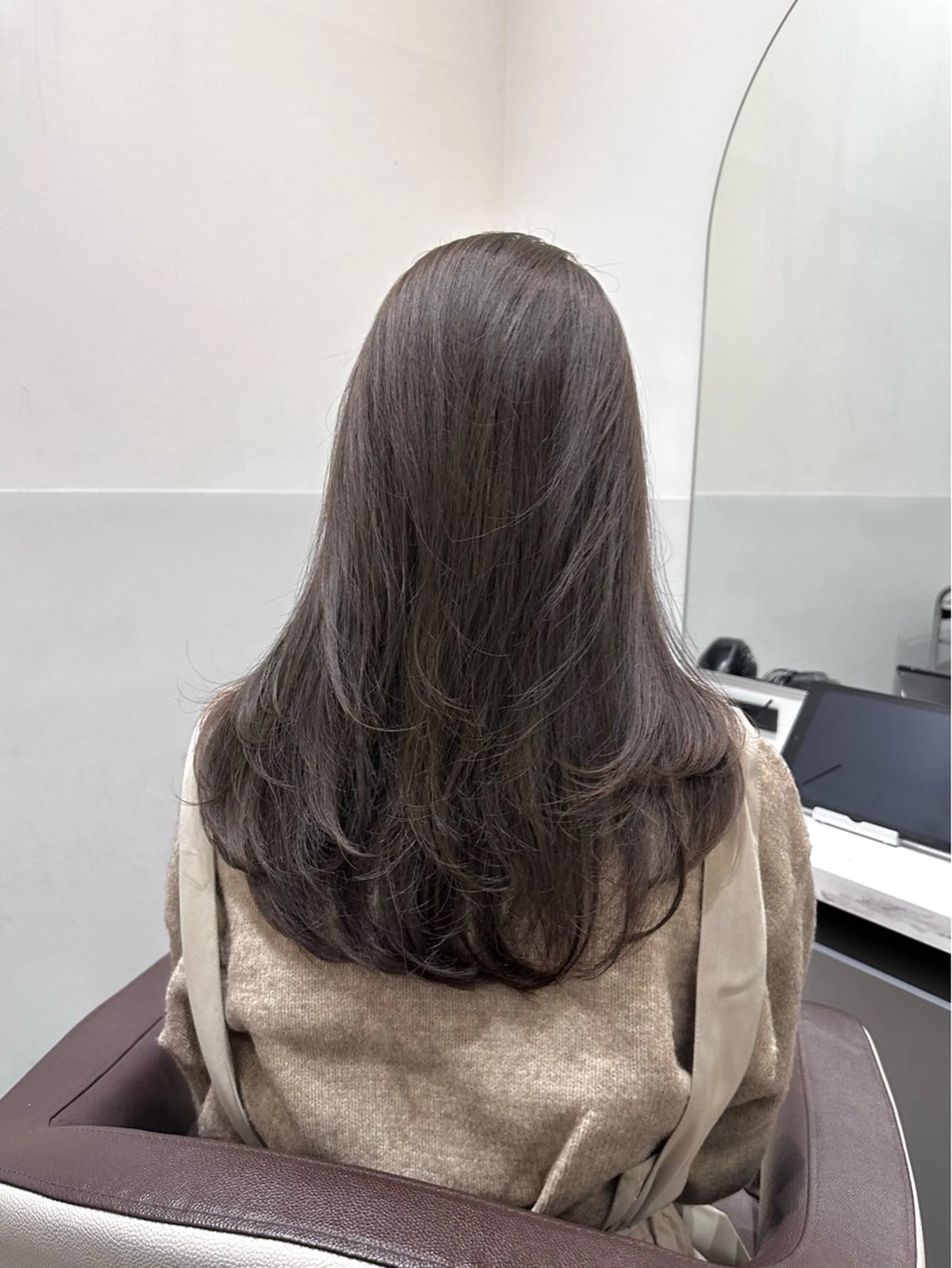 セミロング カラー ベージュカラー ブリーチ ブリーチなしカラー オリーブベージュ レイヤーカット LUMO所属・矢野 晃平のヘアスタイル