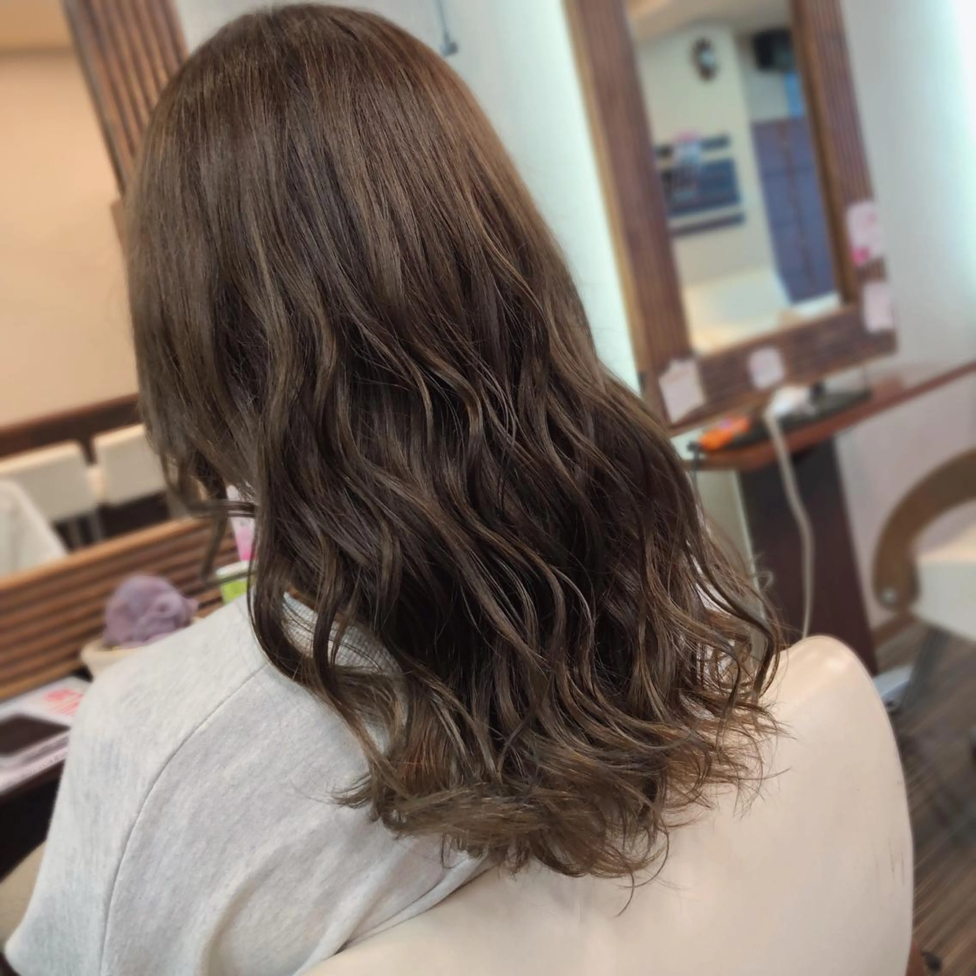 ミディアム カラー ヘアカラー トリートメント 山崎 絵莉香のヘアスタイル