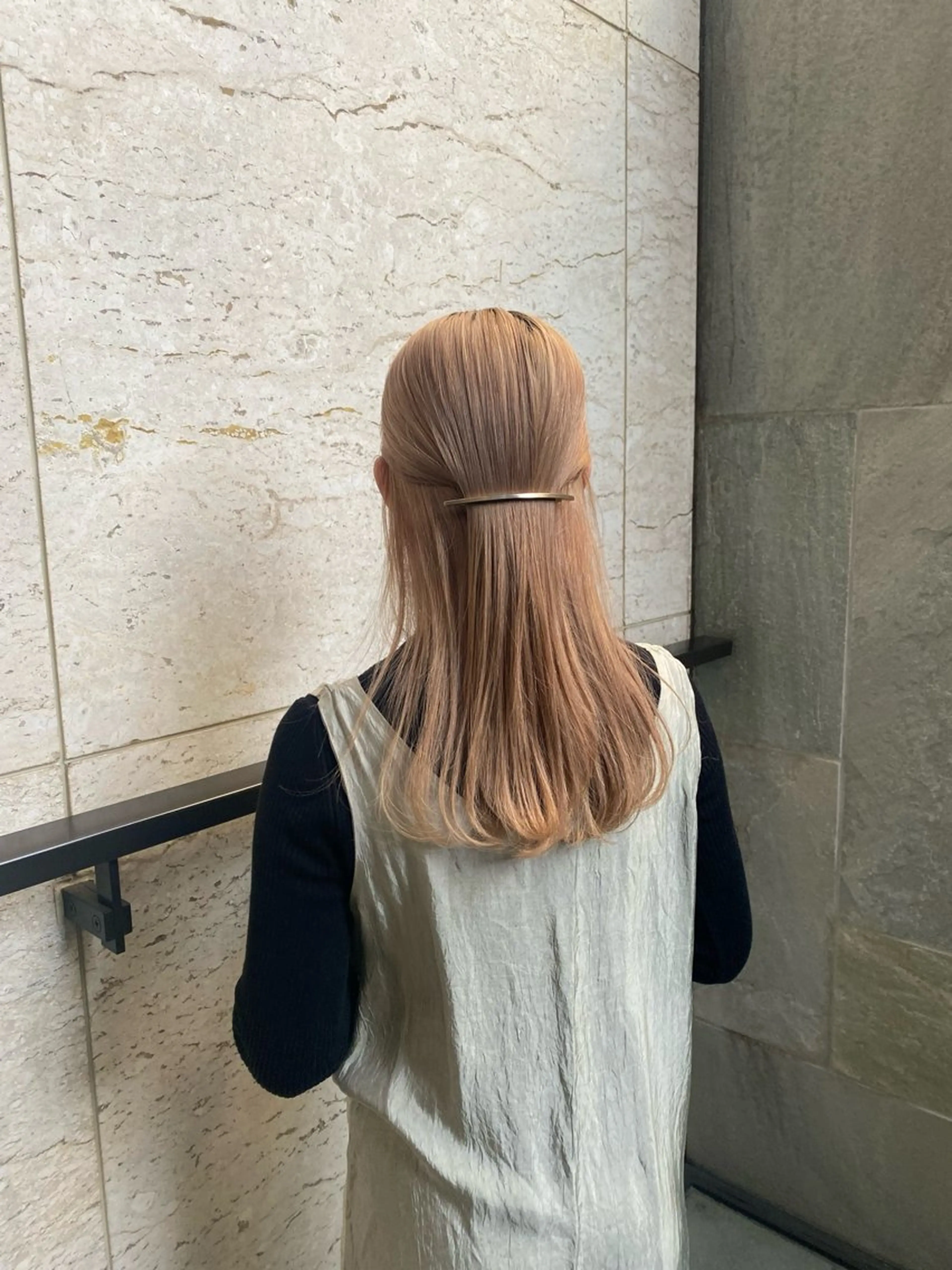 ロング カラー ヘアアレンジ ベージュカラー ブリーチ ミルクティーベージュ トリートメント kaho🐏🦩 カットモデル募集中のヘアスタイル