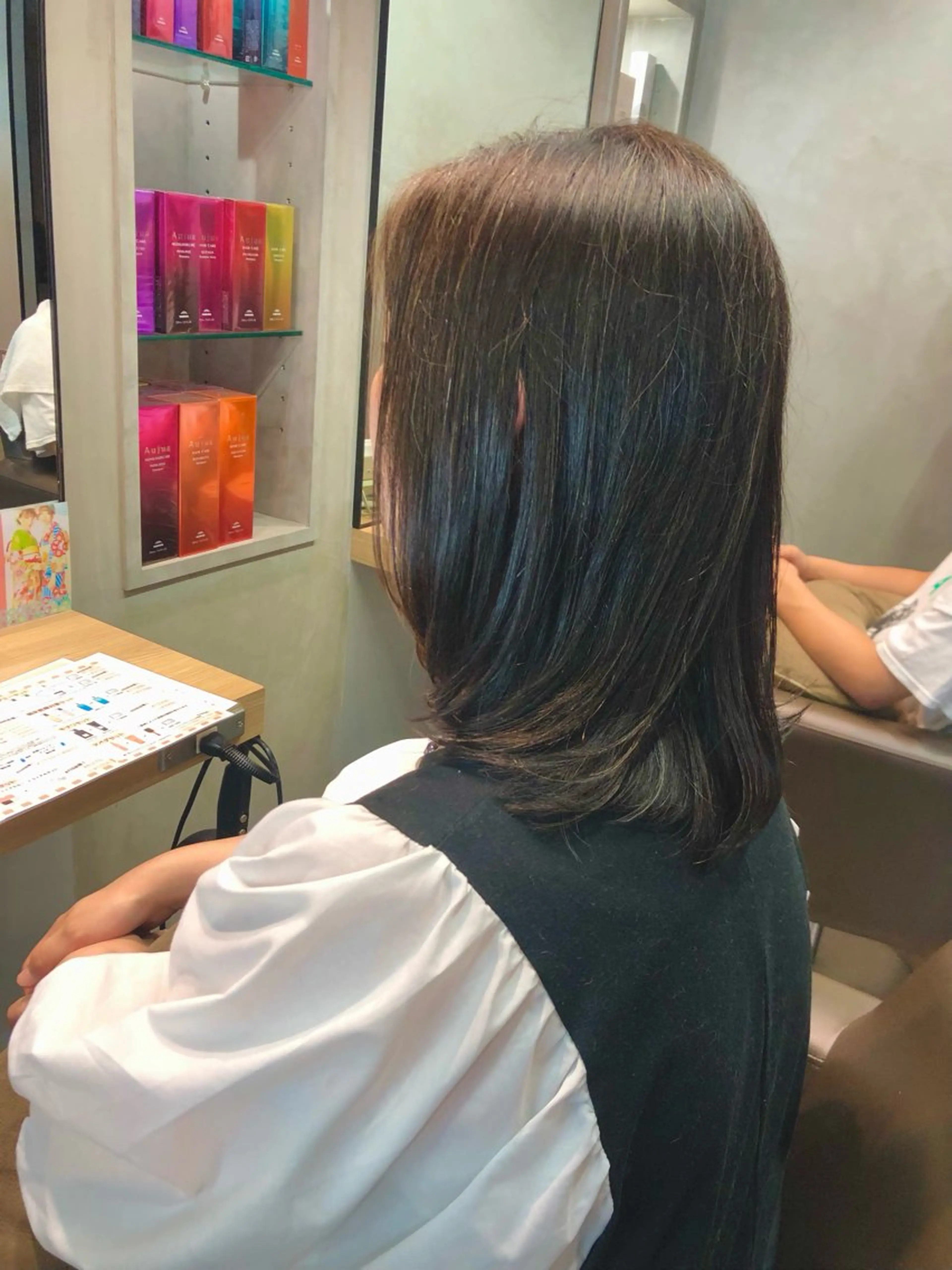 セミロング レイヤーカット 🎀縮毛矯正.暗髪 .艶髪🩶ちひろのヘアスタイル