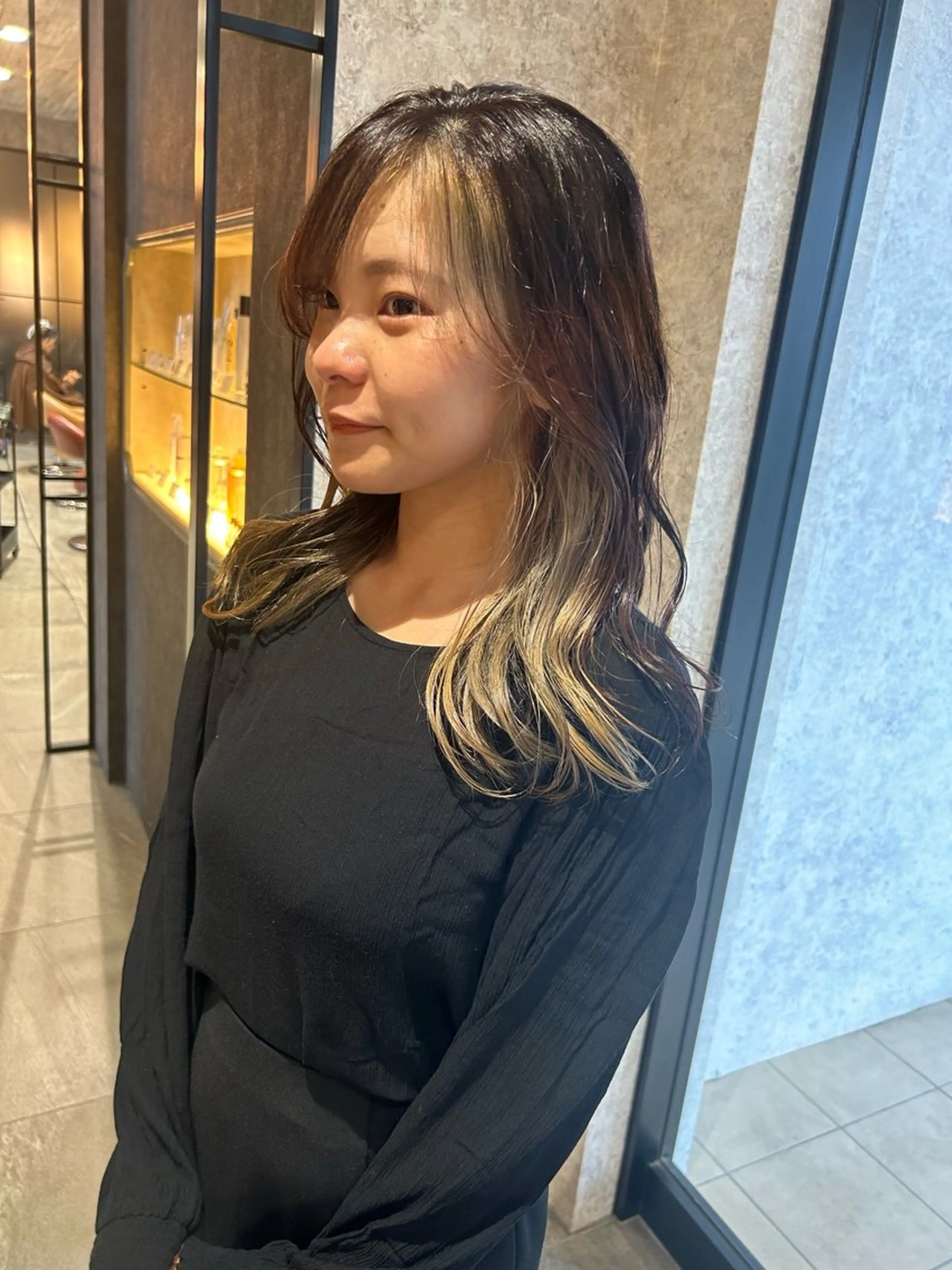 セミロング カラー ヘアアレンジ ミストバング  フェイスフレーミング インナーカラー ヘアカラー earth 小林亮介 ブリーチ/ハイトーンのヘアスタイル