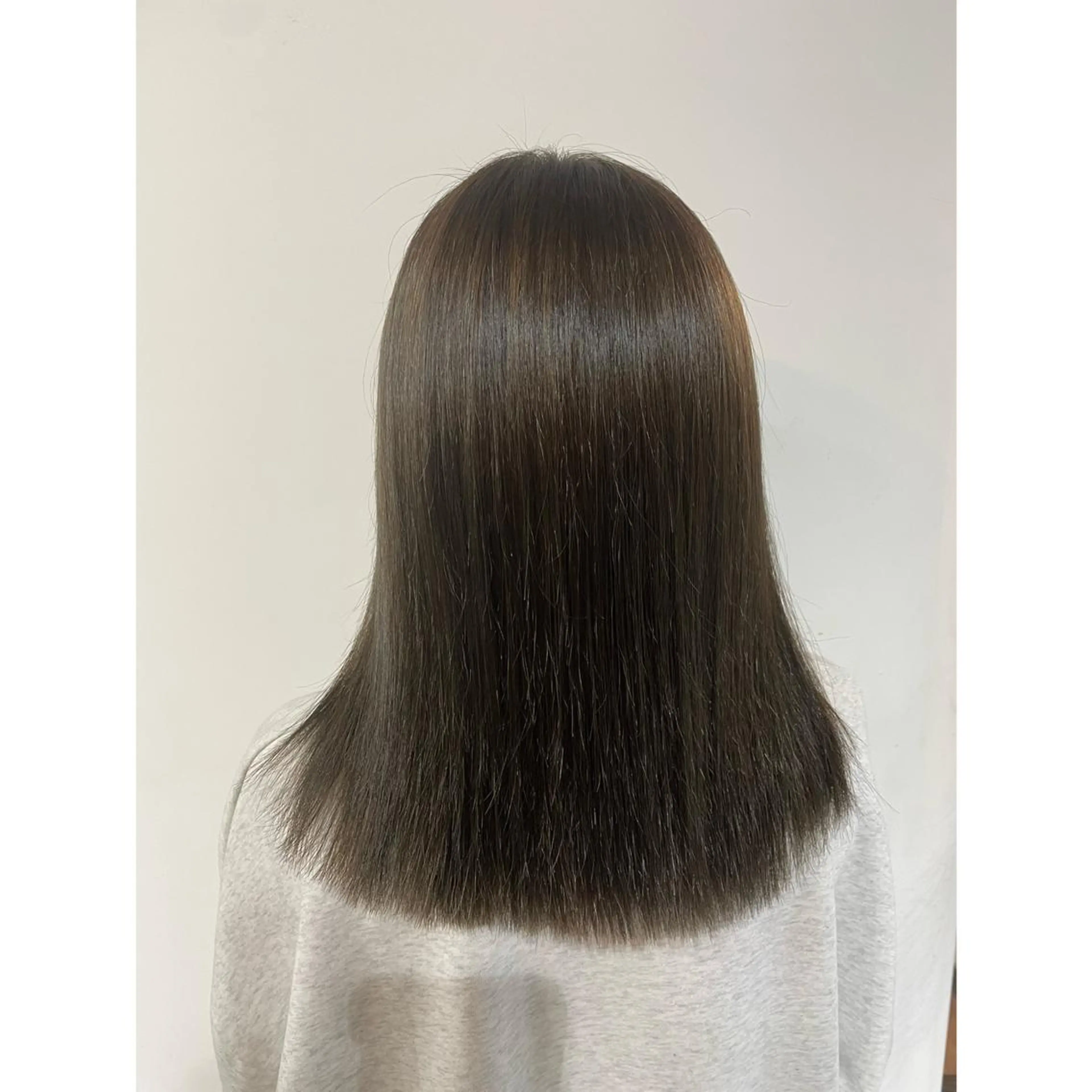 ミディアム カラー ブリーチ グレージュ ブリーチなしカラー オリーブグレージュ オリーブグレー grapevines 大船yuumaのヘアスタイル