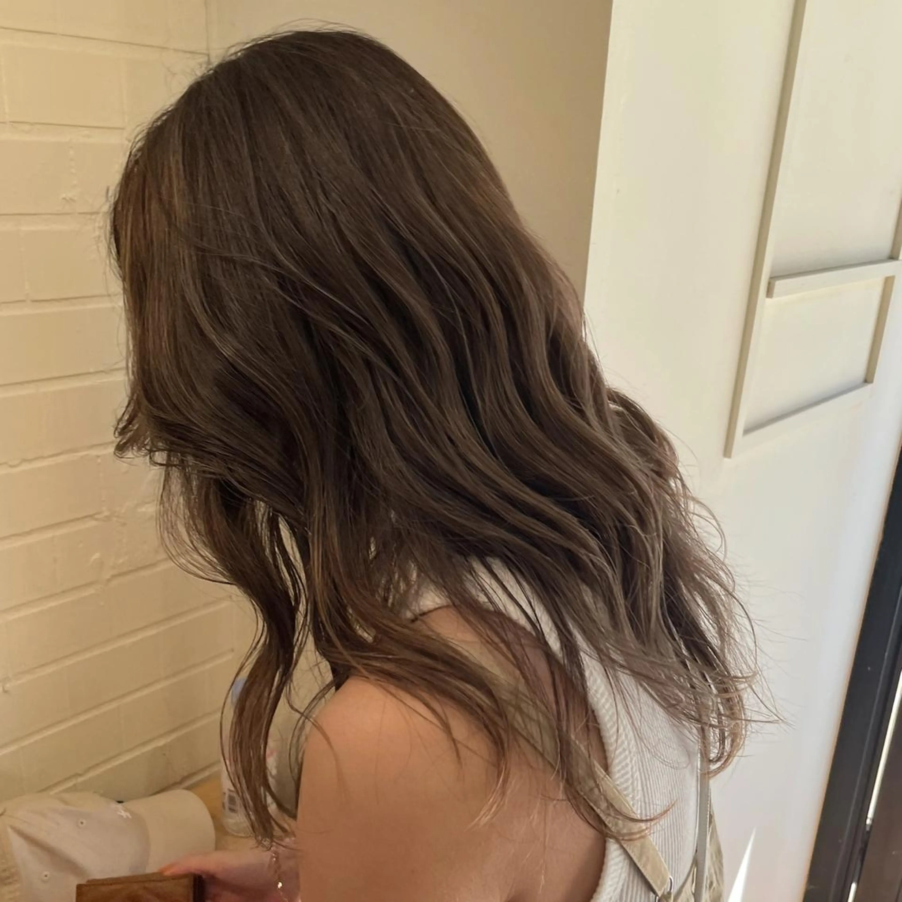 セミロング カラー ベージュカラー グレージュ ハイライトカラー ハイライト レイヤーカット ヘアカラー ナガミネアリサ/ 学芸大学/海外ヘアのヘアスタイル