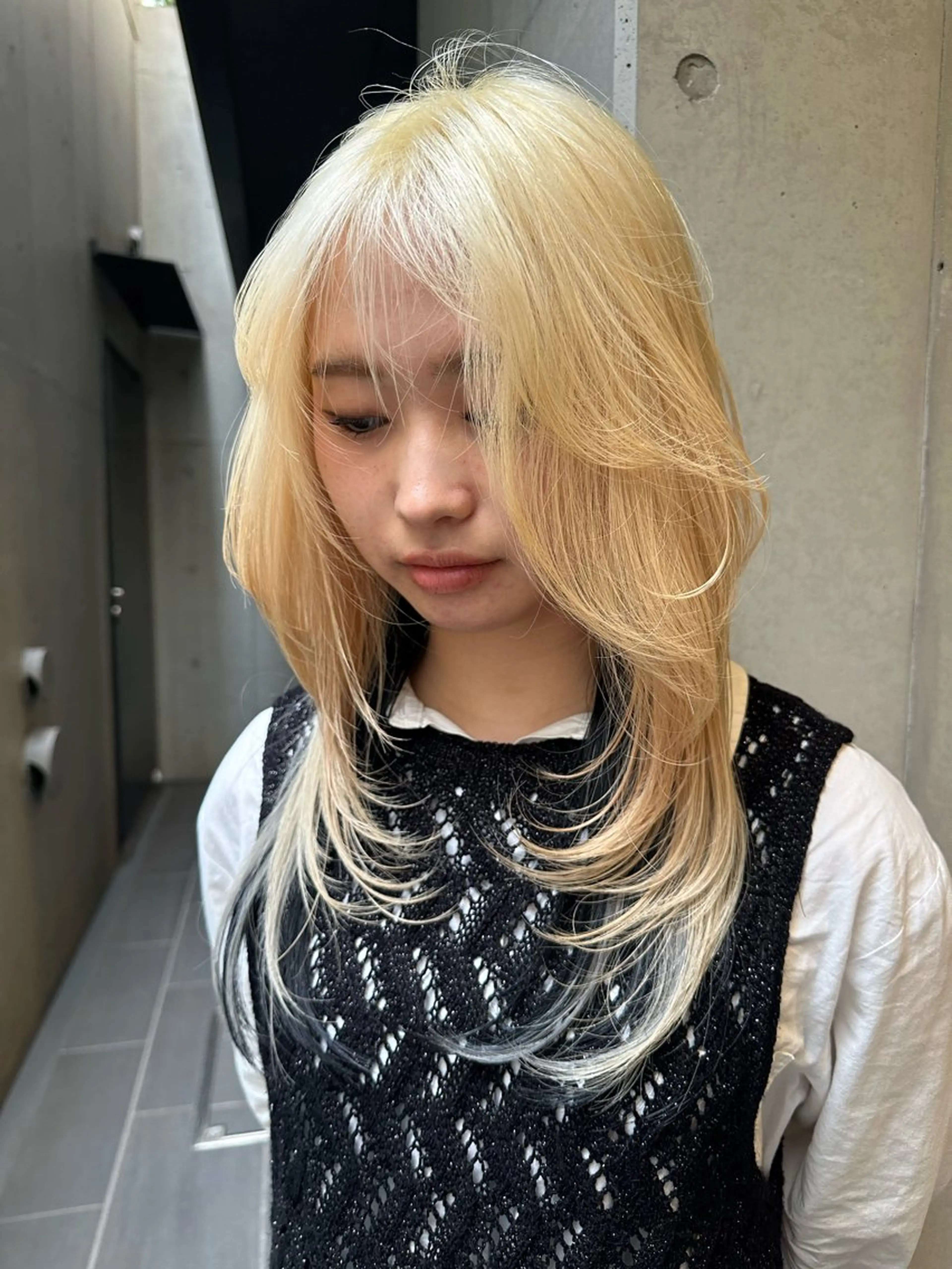 ロング カラー 抜きっぱなしブロンド ブロンド ハイトーンカラー インナーカラー 顔まわりレイヤー カット ヘアカラー ウルフ/レイヤー🟠 山本祐輔🟠のヘアスタイル