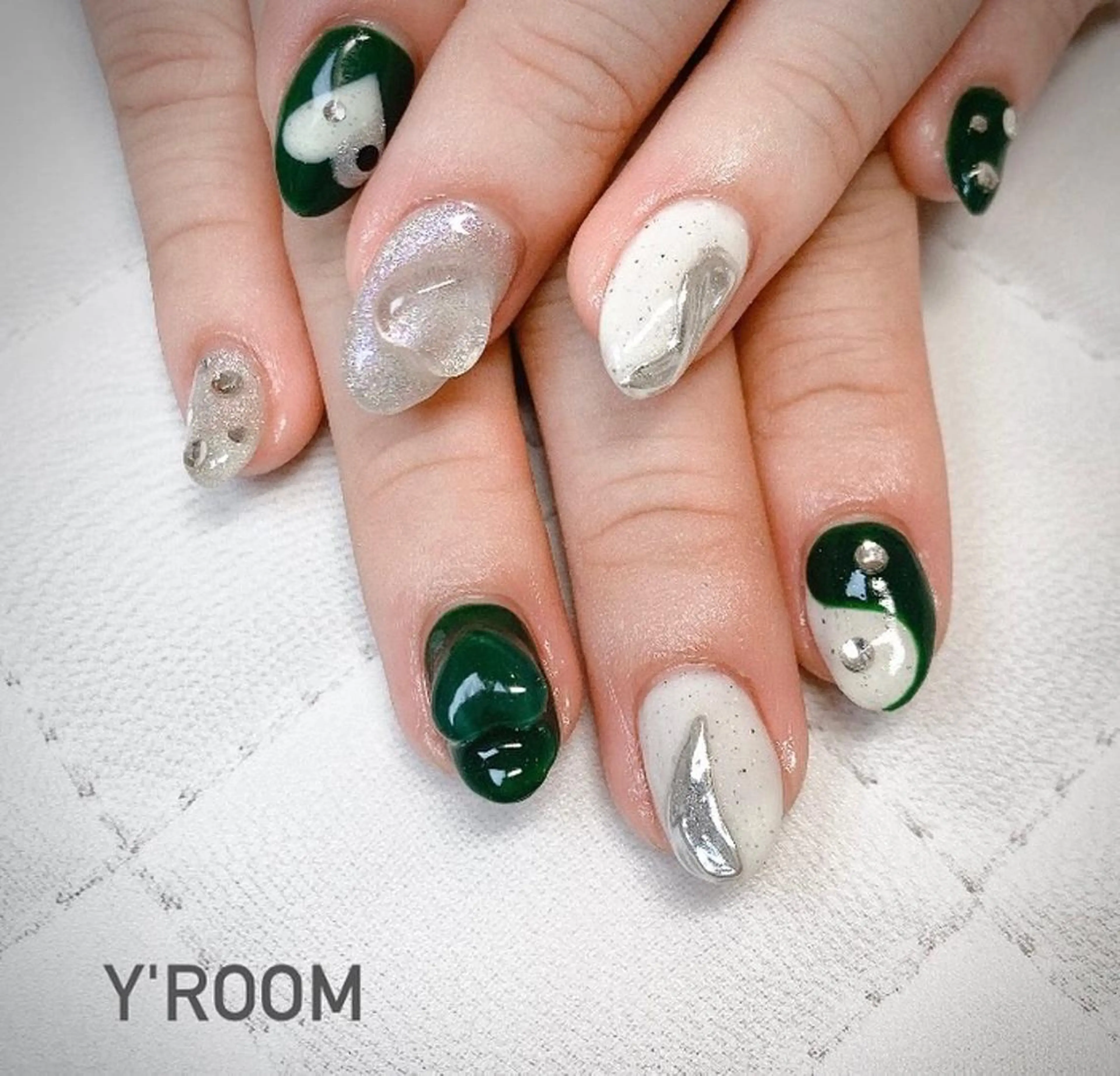 ネイル オーロラネイル フラッシュネイル フットネイル ジェルネイル 氷ネイル・うるうるネイル YUKA （ネイリスト）のネイルデザイン