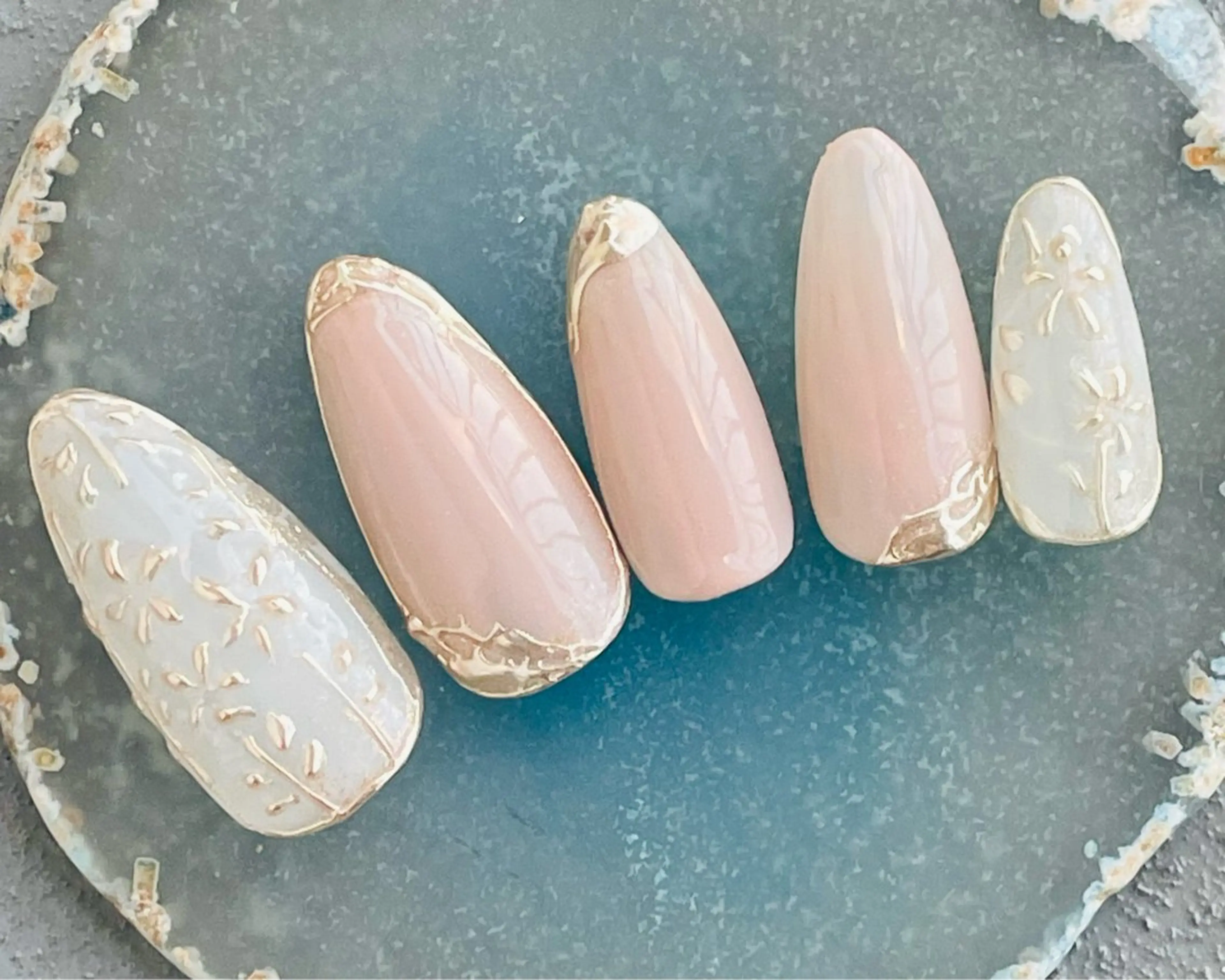 ネイル アートネイル ミラーネイル ホワイト ハンドネイル koto nails所属・koto nailsのネイルデザイン