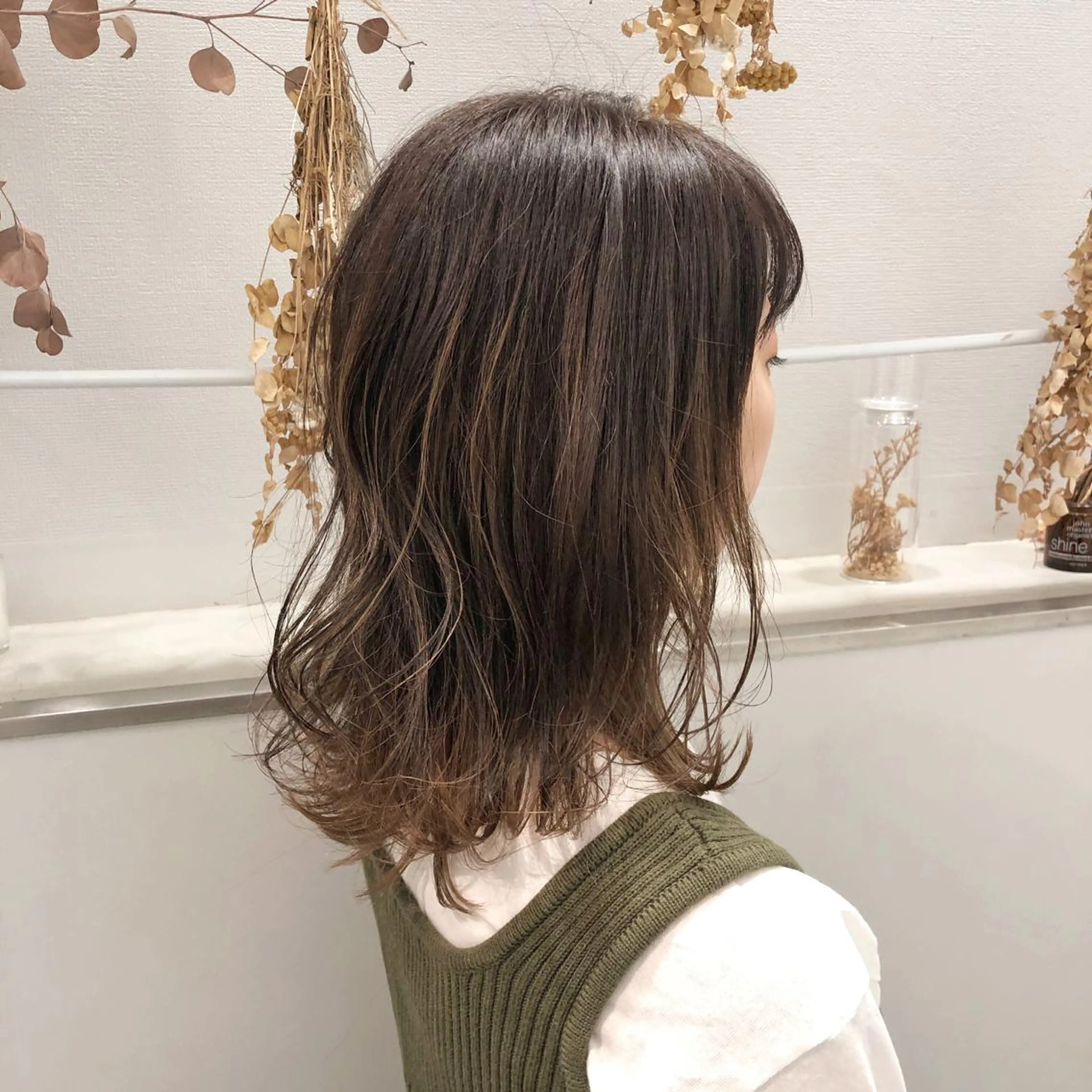 ミディアム カラー 黒髪 ブリーチ グレージュ ハイライトカラー ハイライト 柏木  彩花のヘアスタイル
