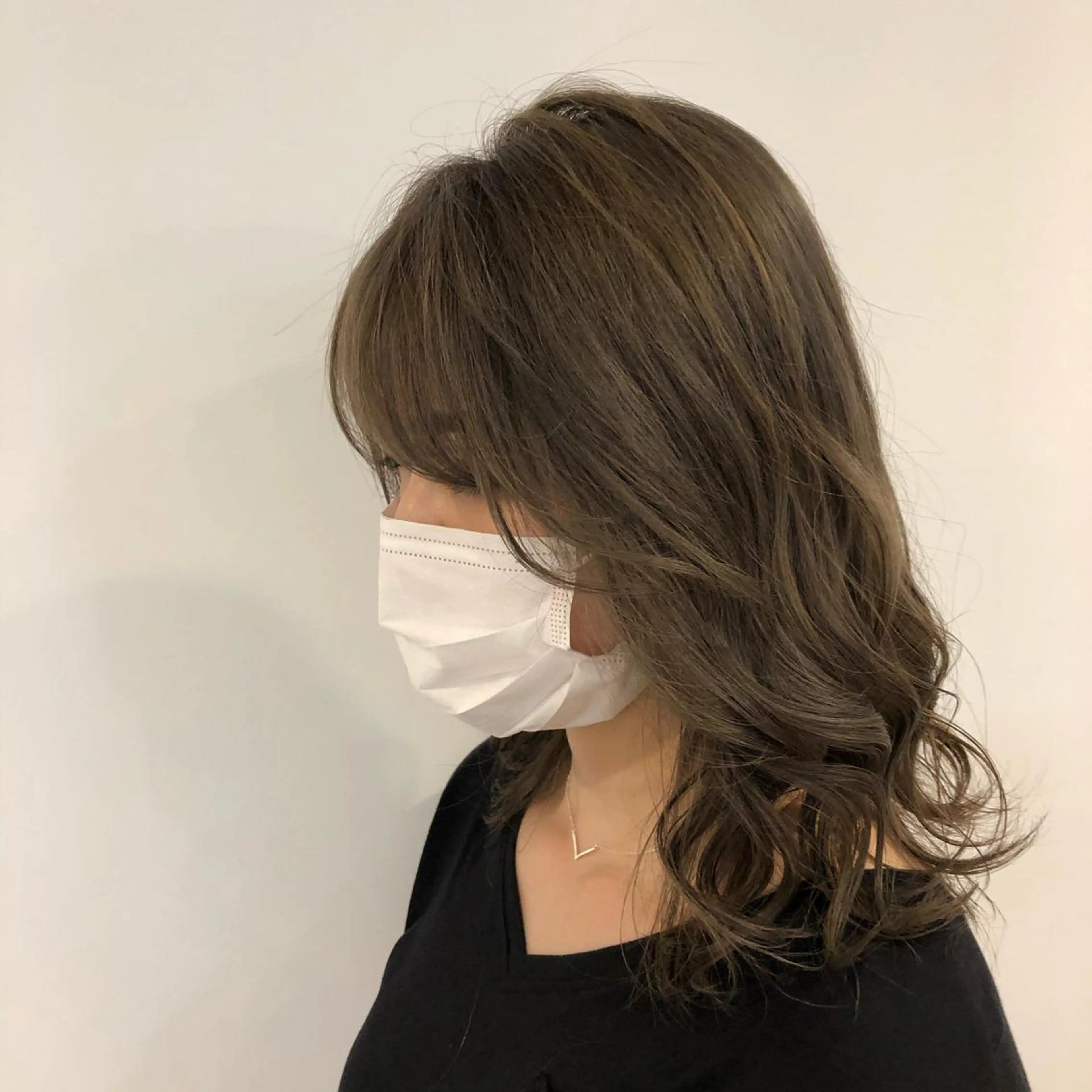 カラー ベージュカラー シルバー シルバーベージュ ヘアカラー 大迫 江梨のヘアスタイル