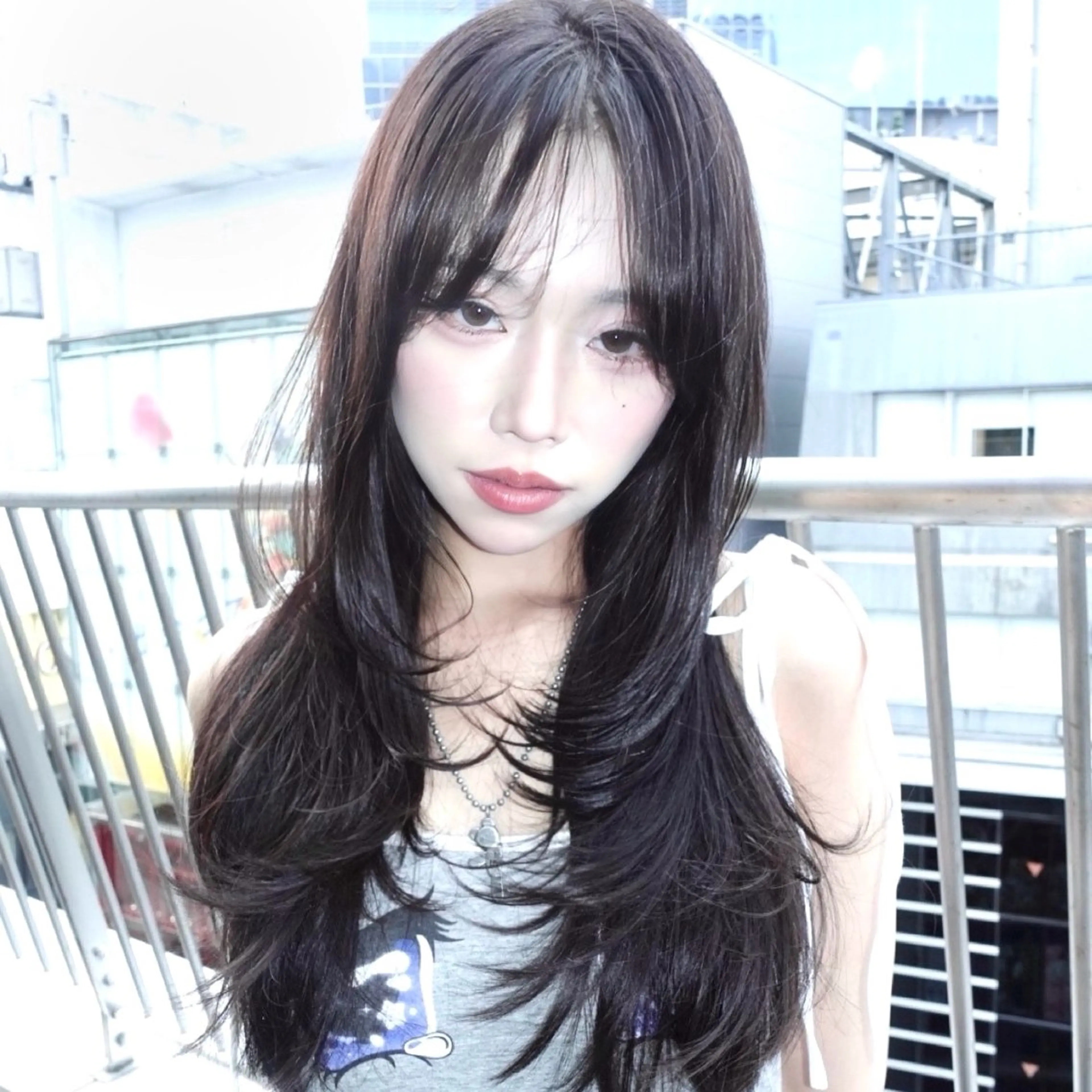 カラー 黒髪 ブリーチ ブルーカラー ブルーブラック ヘアカラー レイヤーカット ダブルカラーのヘアスタイル