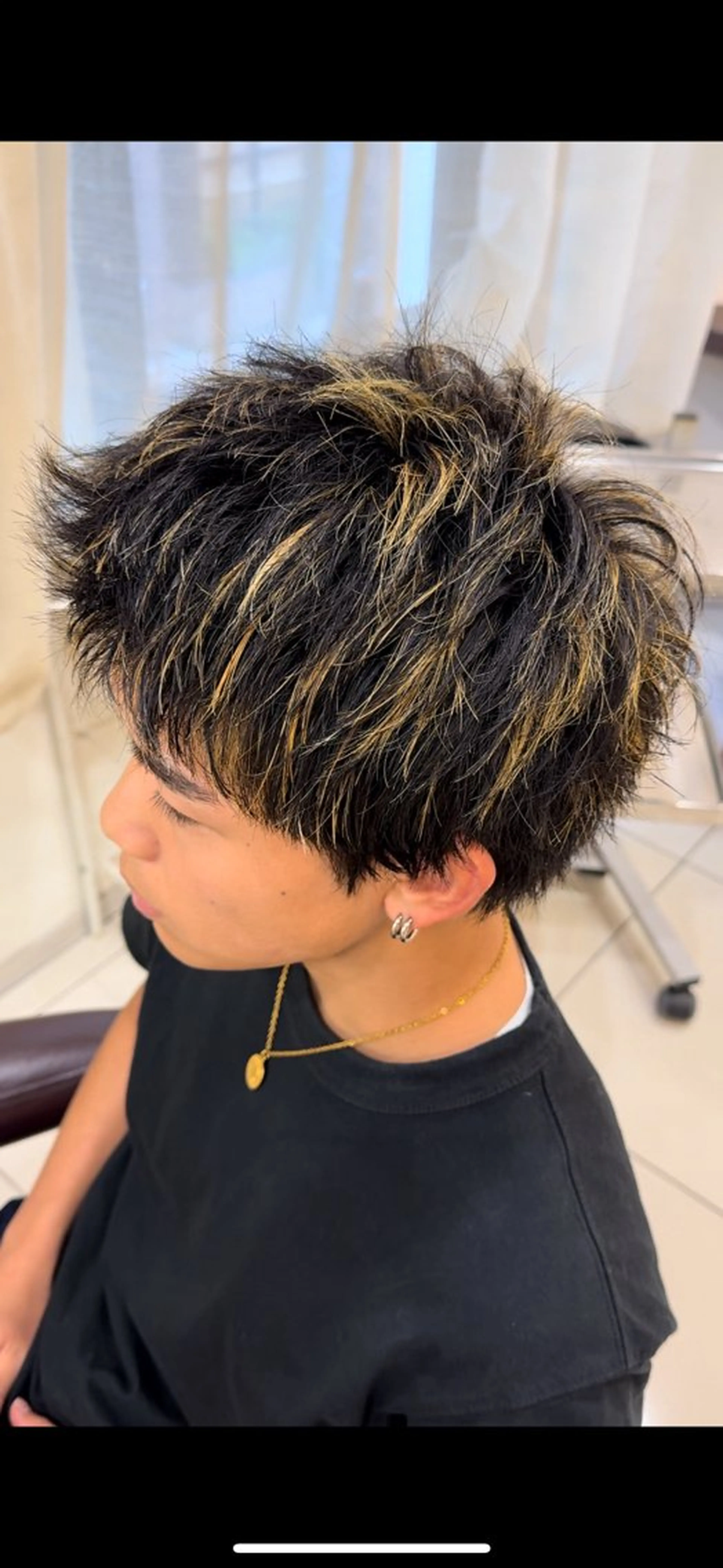 カラー メンズ ヘアカラー ラウンドマッシュシャ ドウニュアンスパーマのヘアスタイル