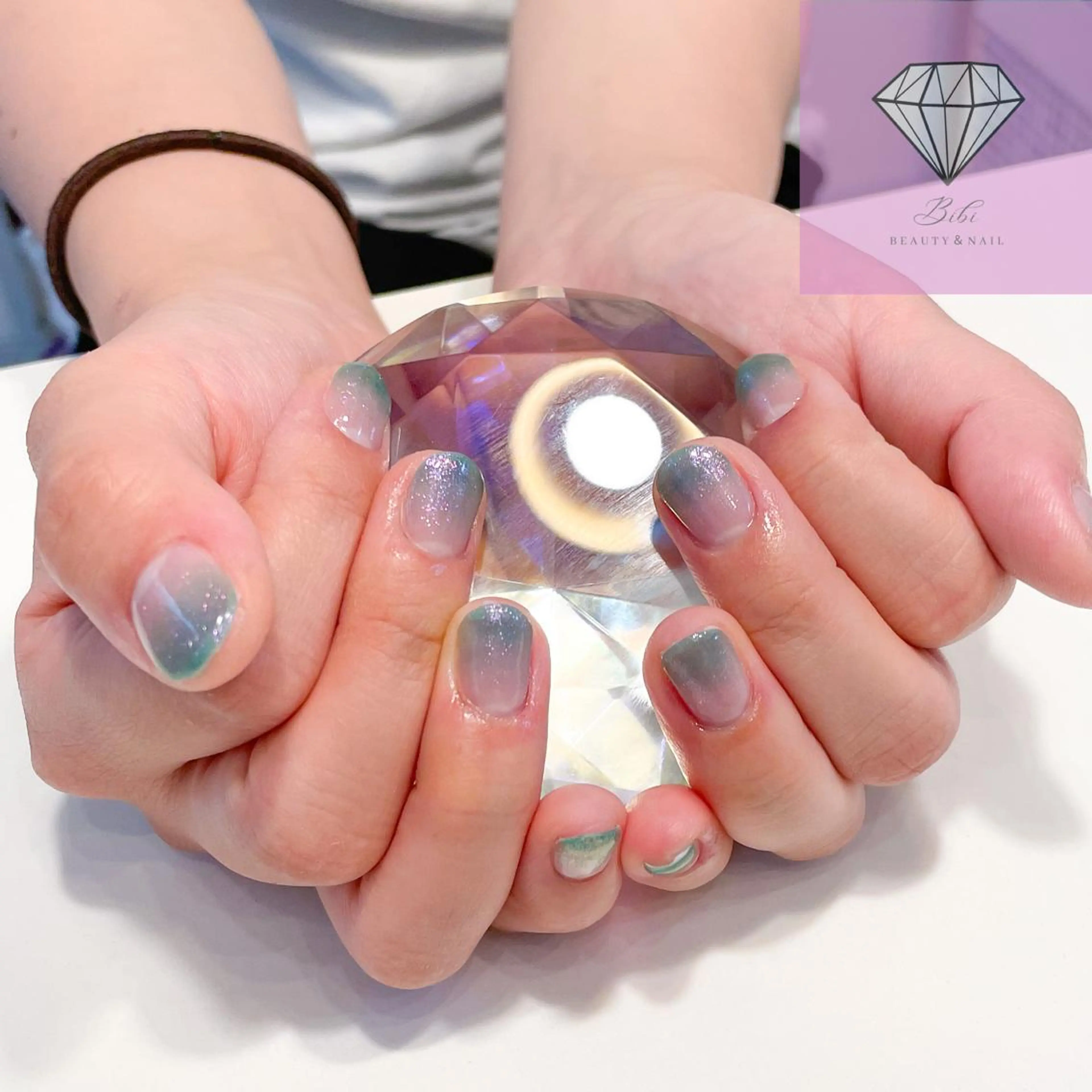 ネイル グラデーション グリーン ラメ(グリッター) ハンドネイル ネイルサロン💎 Bibiのネイルデザイン