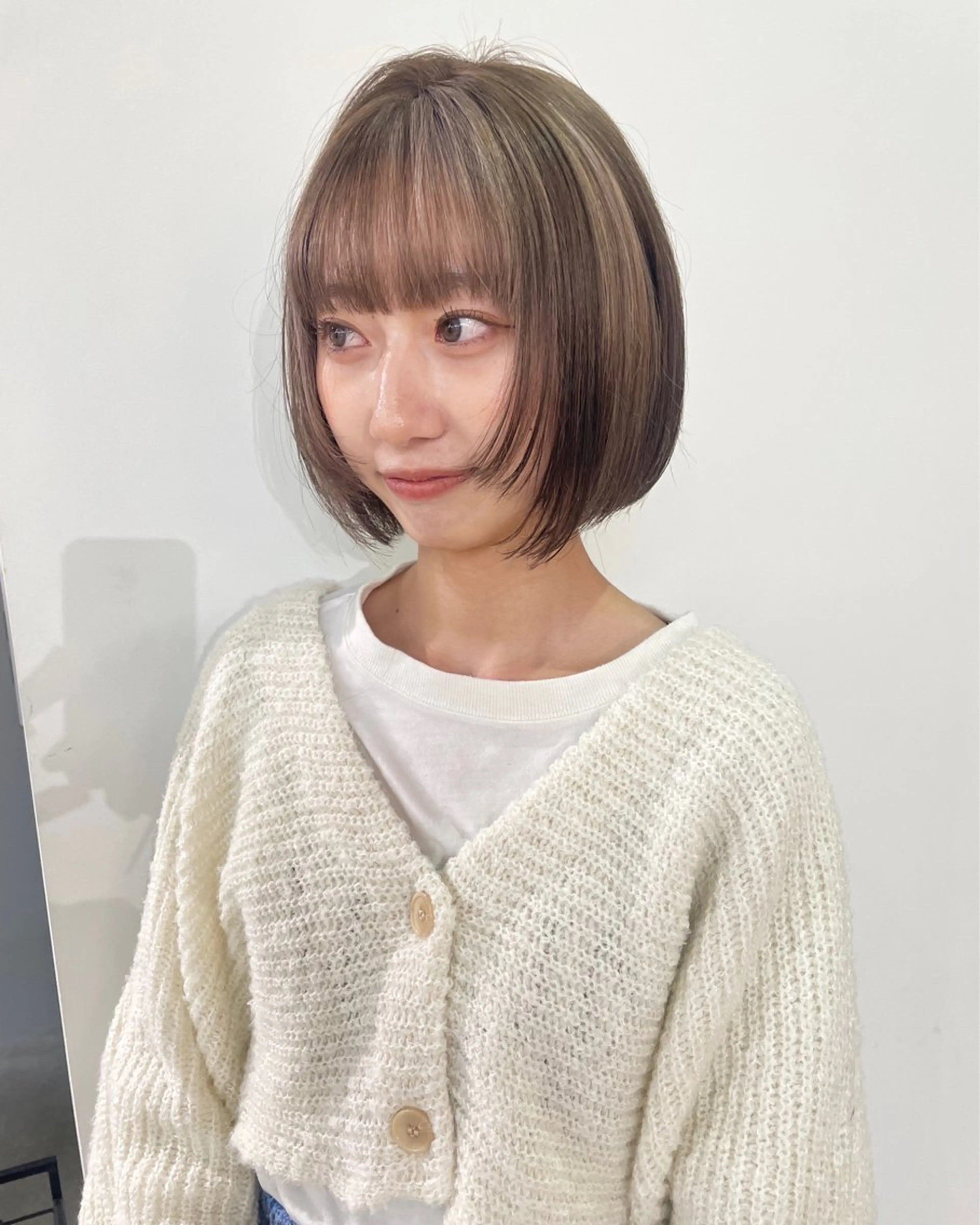 ミディアム カラー ミストバング ベージュカラー ブリーチ ブラウンカラー ケアブリーチ ヘアカラー トリートメント MIU/ルーツカラー ボブ/顔周りレイヤーのヘアスタイル
