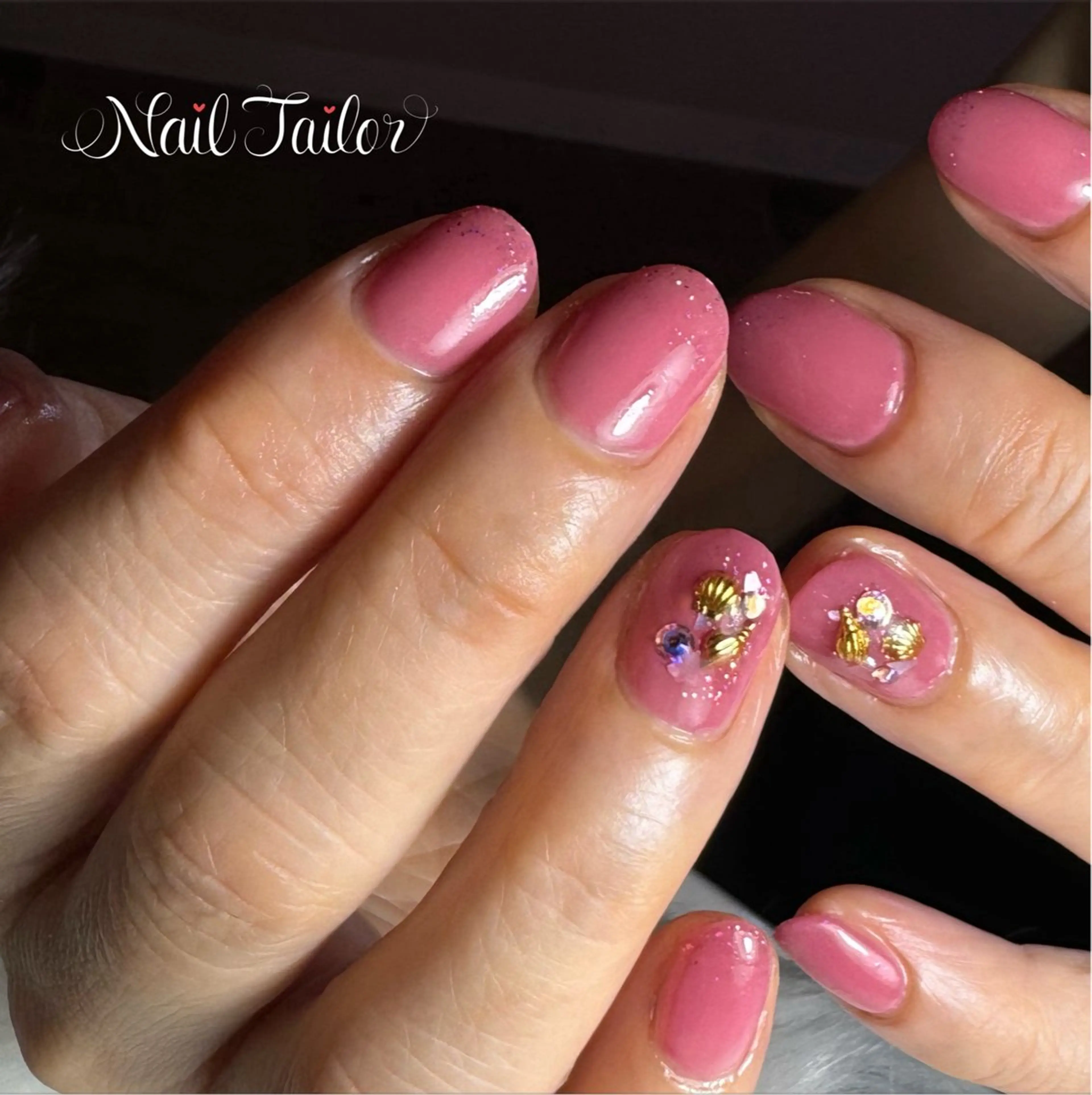 ネイル 長さ出し ジェルネイル ゴールド キラキラネイル ワンカラーネイル ハンドネイル 〜Nail Tailor〜 ネイルテイラー所属・NailTailor ネイルテイラーのネイルデザイン