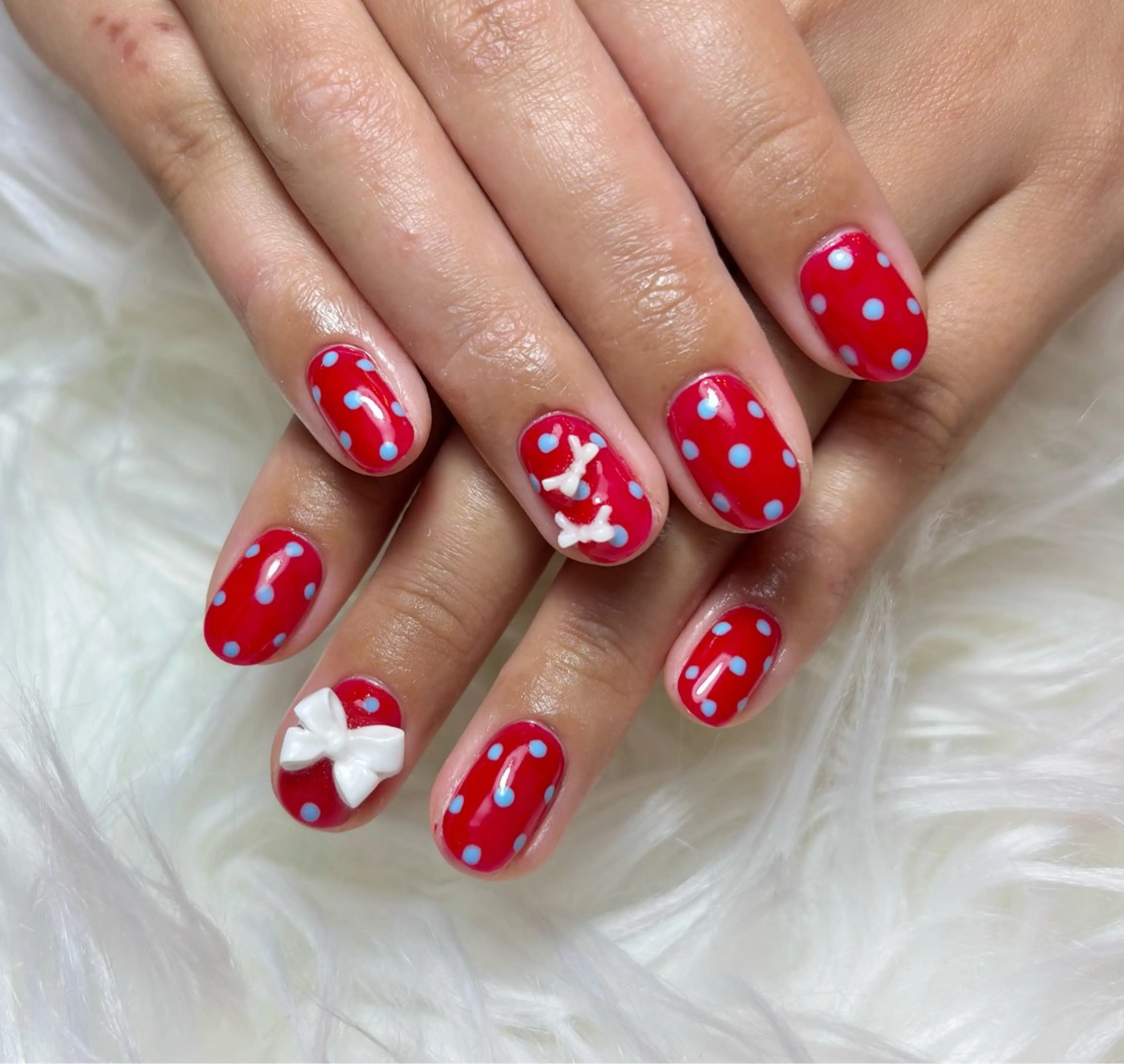 ネイル ドット 水色 赤色 ハンドネイル Lino.b所属・Aulu’b@ ayakaのネイルデザイン