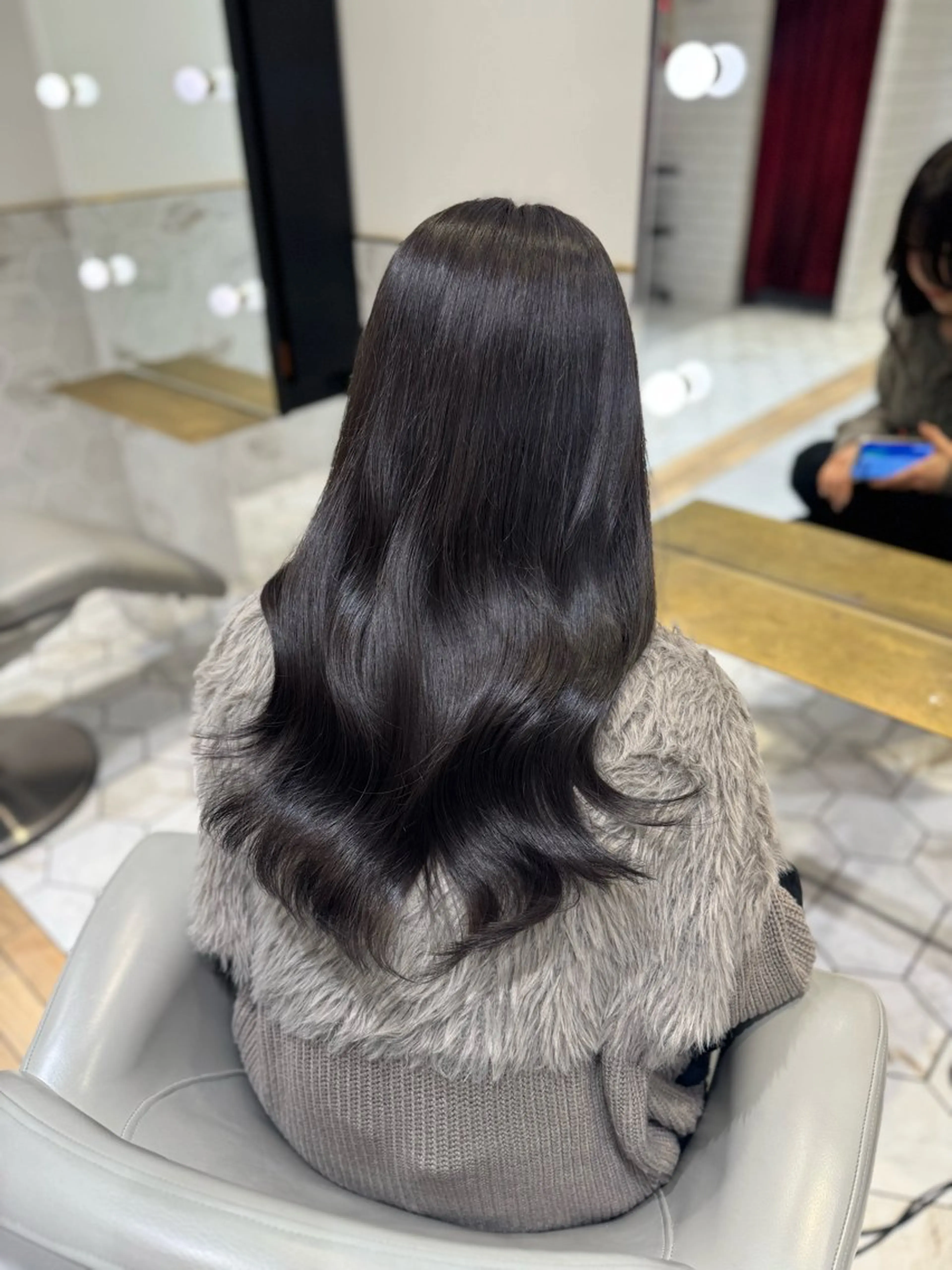 ロング カラー グレージュ オリーブグレージュ オリーブグレー ヘアカラー costes 今井芽依のヘアスタイル