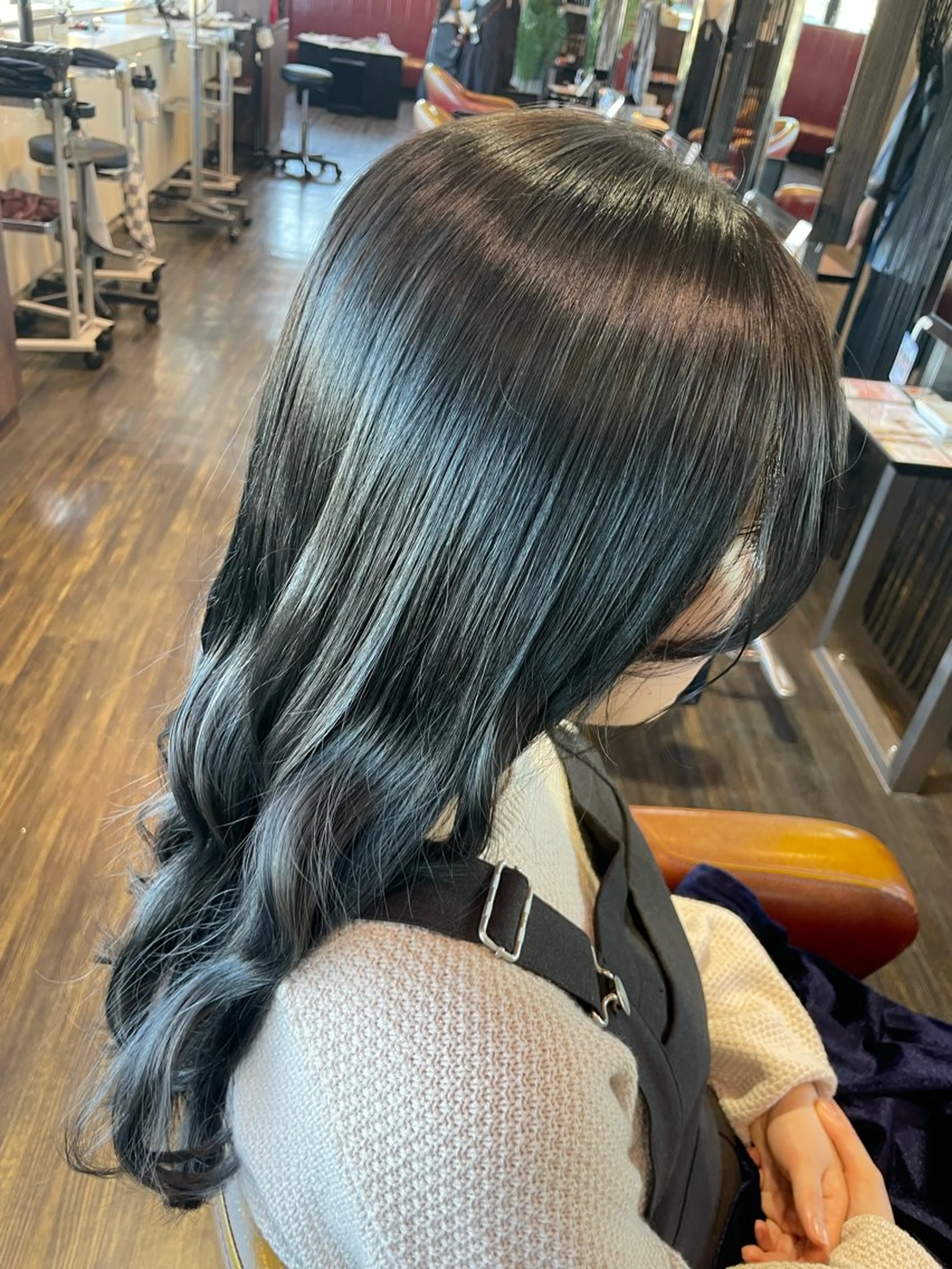 ロング カラー ダークグレー カット ヘアカラー 佐藤 綾郁のヘアスタイル