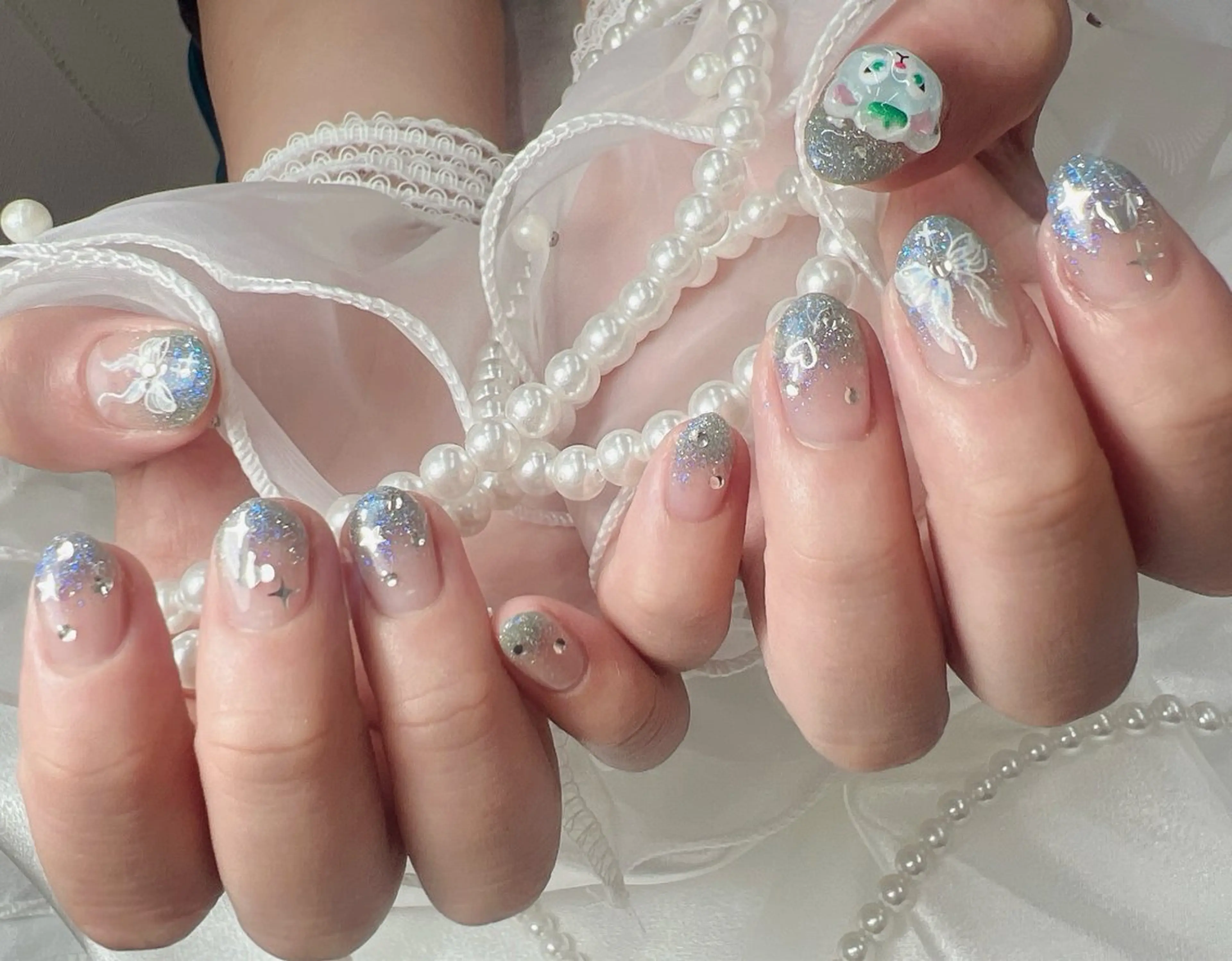 ネイル フラッシュネイル グラデーション ラメ(グリッター) ラメグラデーション リボン ハンドネイル bijou nails所属・bijou nails　蓮のネイルデザイン