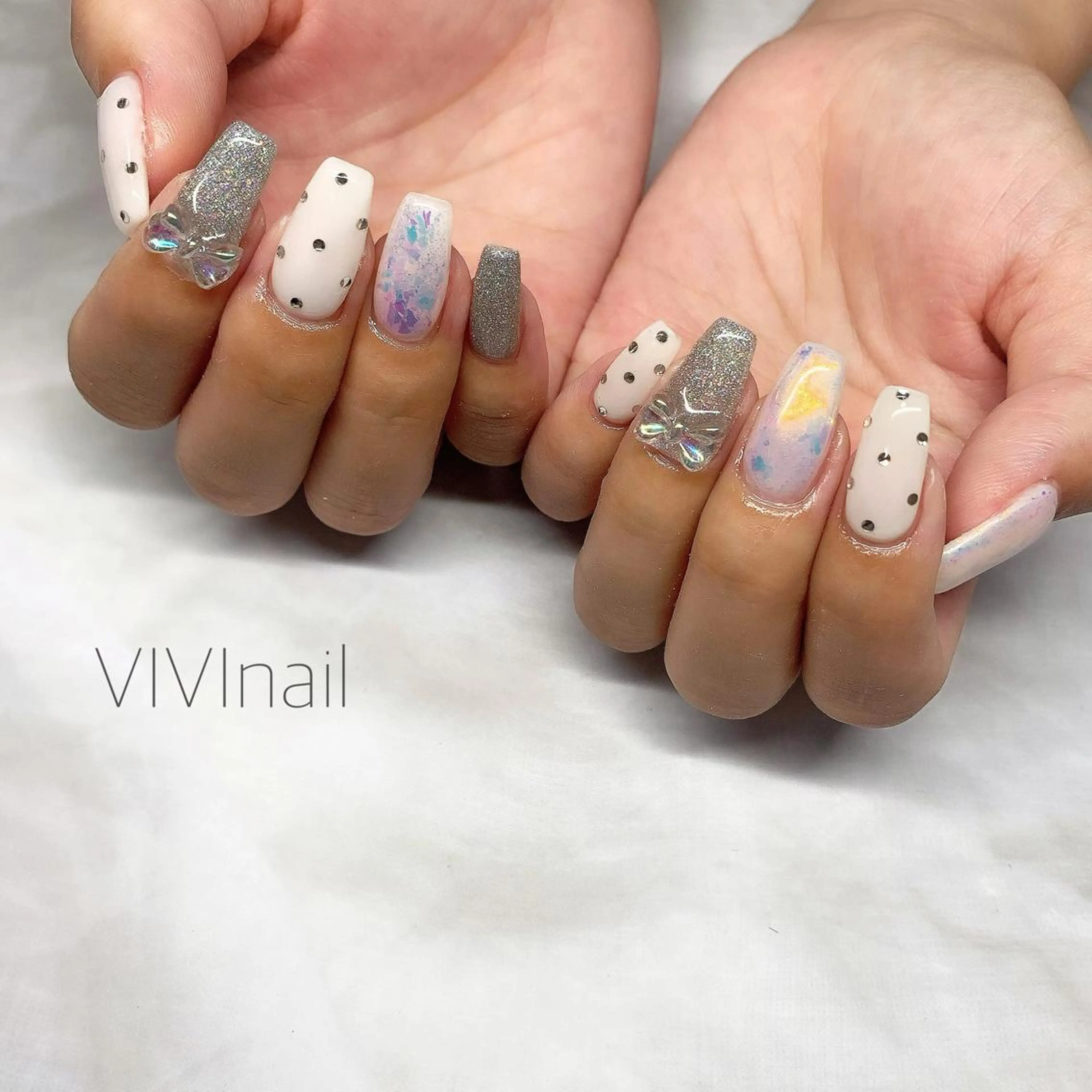 ネイル オーロラネイル ドット リボン vivi nailのネイルデザイン