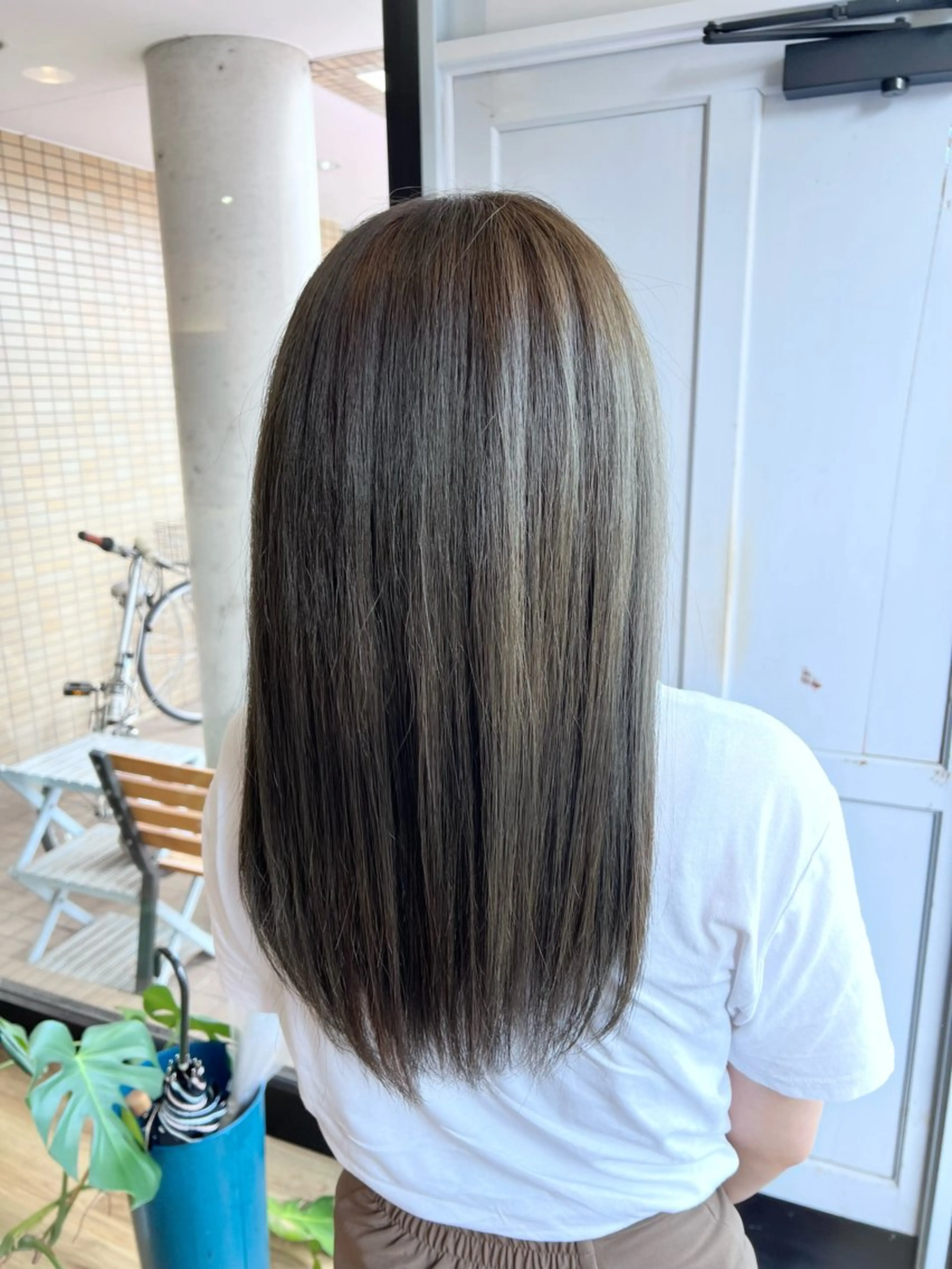 ロング カラー グレージュ オリーブグレージュ オリーブグレー カット ヘアカラー トリートメント ツキダテ ユイのヘアスタイル