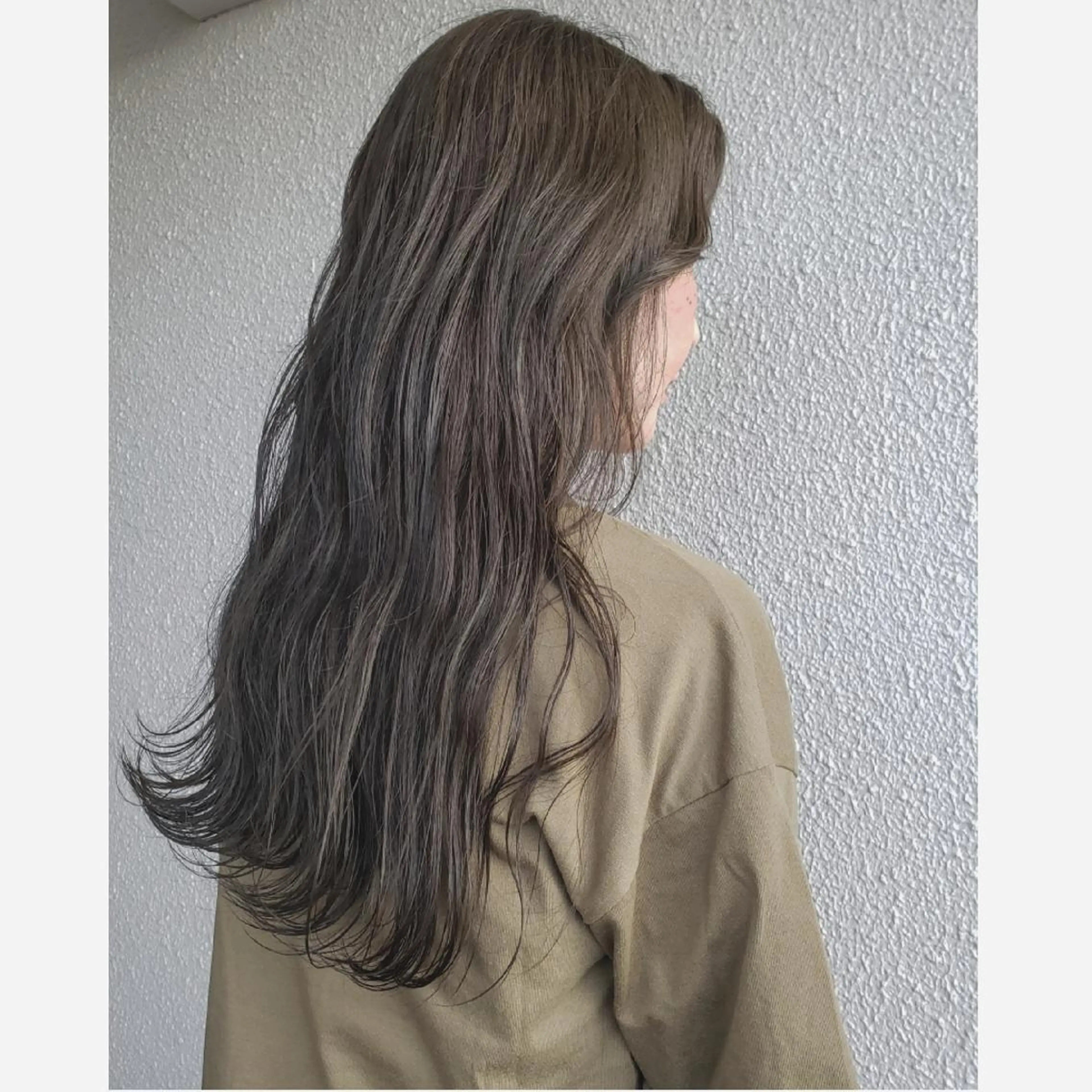 ロング カラー ヘアアレンジ ベージュカラー ブリーチ 透明感カラー ブリーチなしカラー オリーブベージュ ヘアカラー トリートメント 髪質改善サロン🍃 AIRI のヘアスタイル