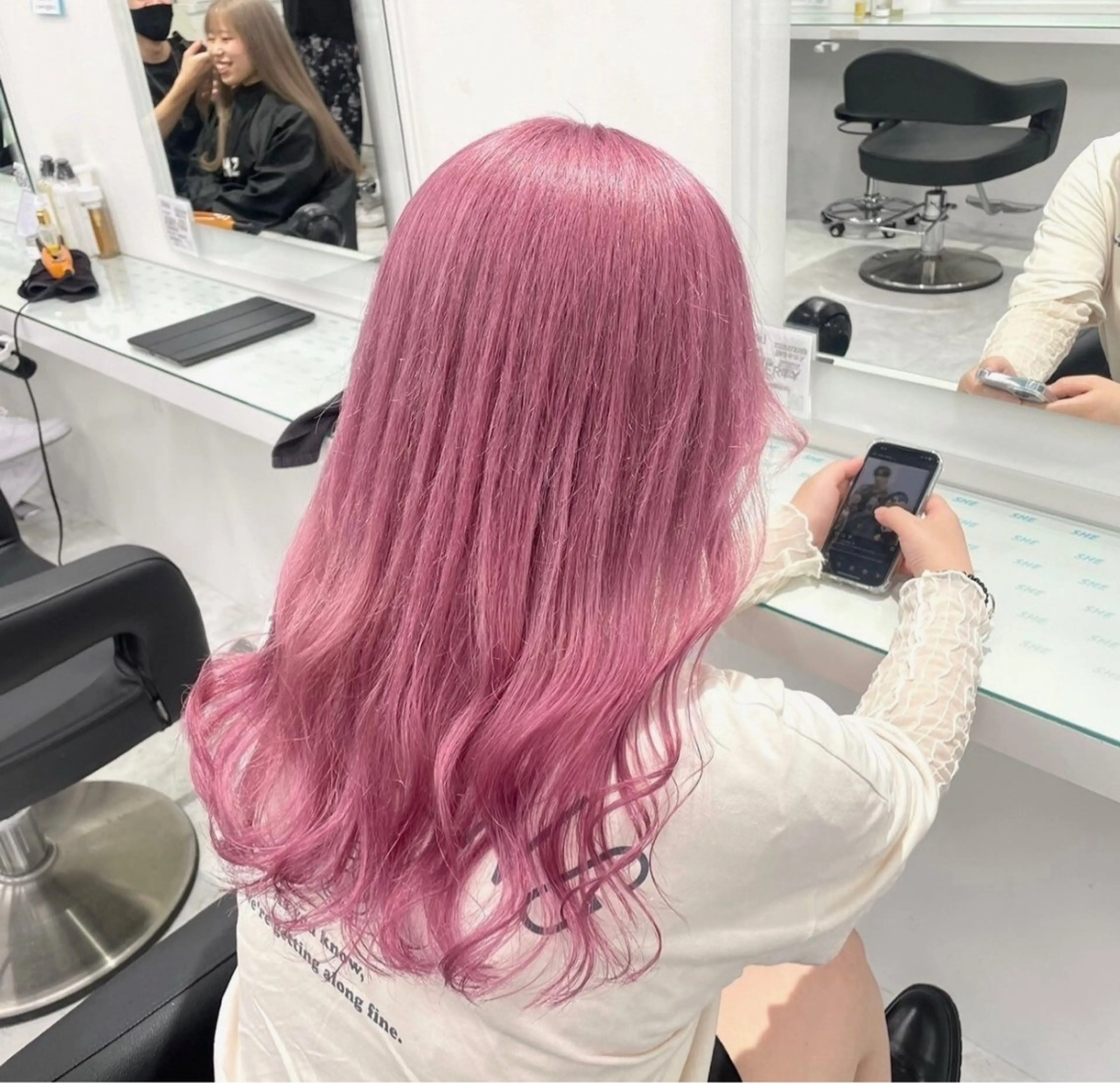 セミロング カラー ヘアアレンジ 透明感カラー ピンクカラー シアーピンク デート ヘアカラー トリートメント ヘッドスパ ヘアセット 🩵ダメージレス艶感 ハイトーン🩷のヘアスタイル