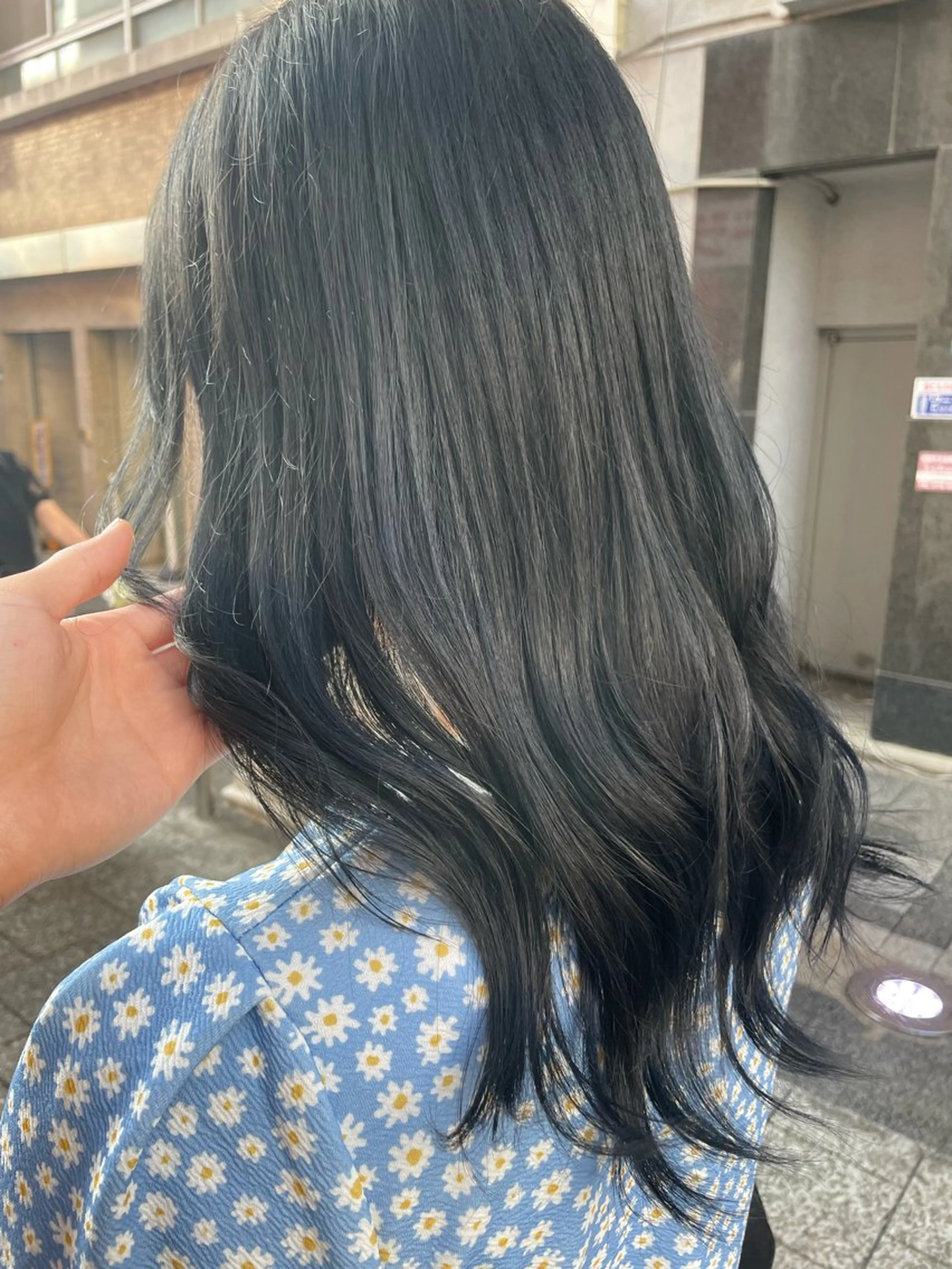 セミロング カラー 黒髪 ブルーカラー ブルーブラック カット ヘアカラー トリートメント ブリーチ＆波巻パーマ /飯牟田/GEAR.のヘアスタイル
