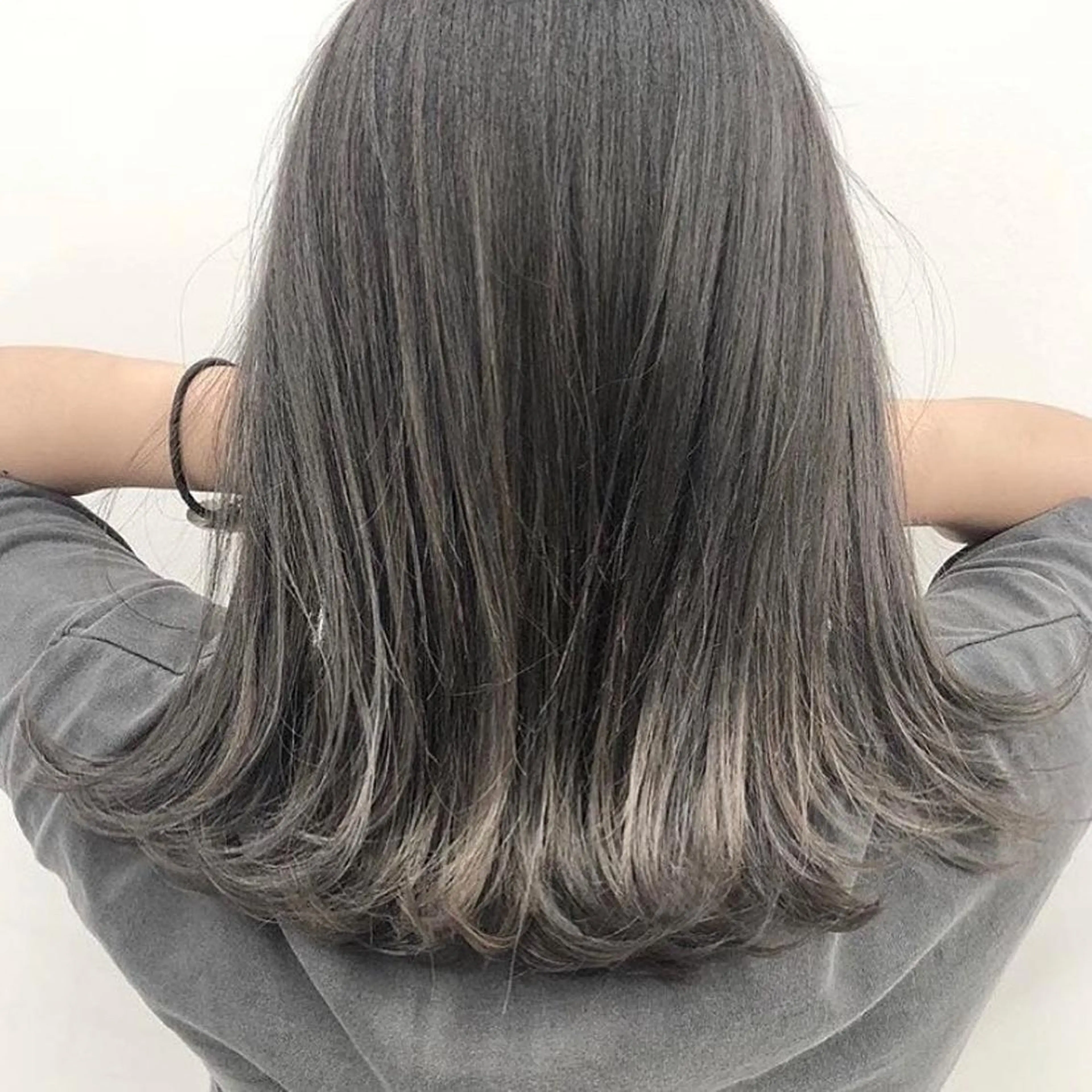 ミディアム レイヤーカット ヘアカラー トップスタイリスト 江口 稜亮のヘアスタイル