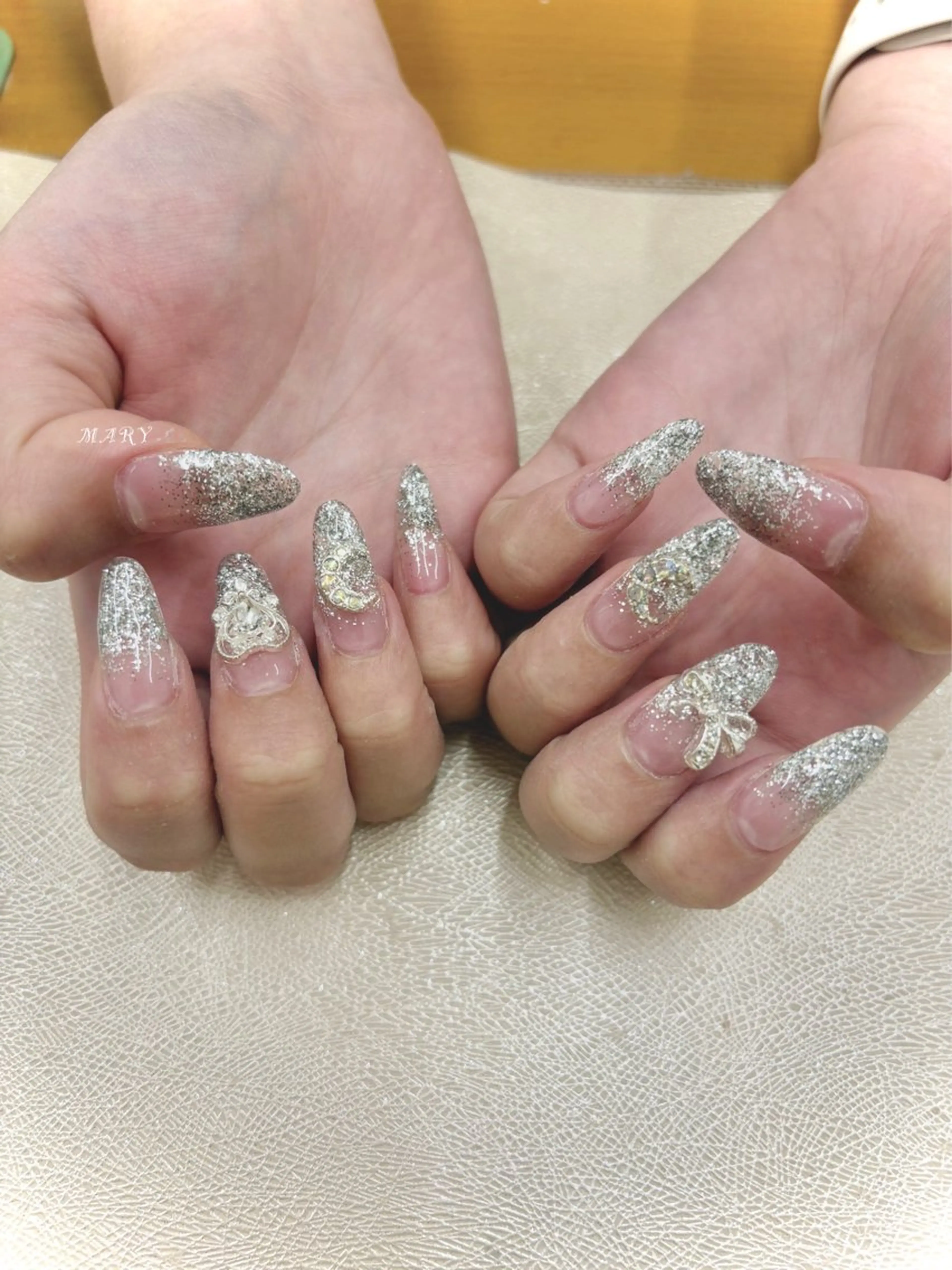 ネイル グラデーション キラキラネイル ラメ(グリッター) ラメグラデーション ニュアンスネイル ハンドネイル Mary nail所属・Mary nail .narumiのネイルデザイン