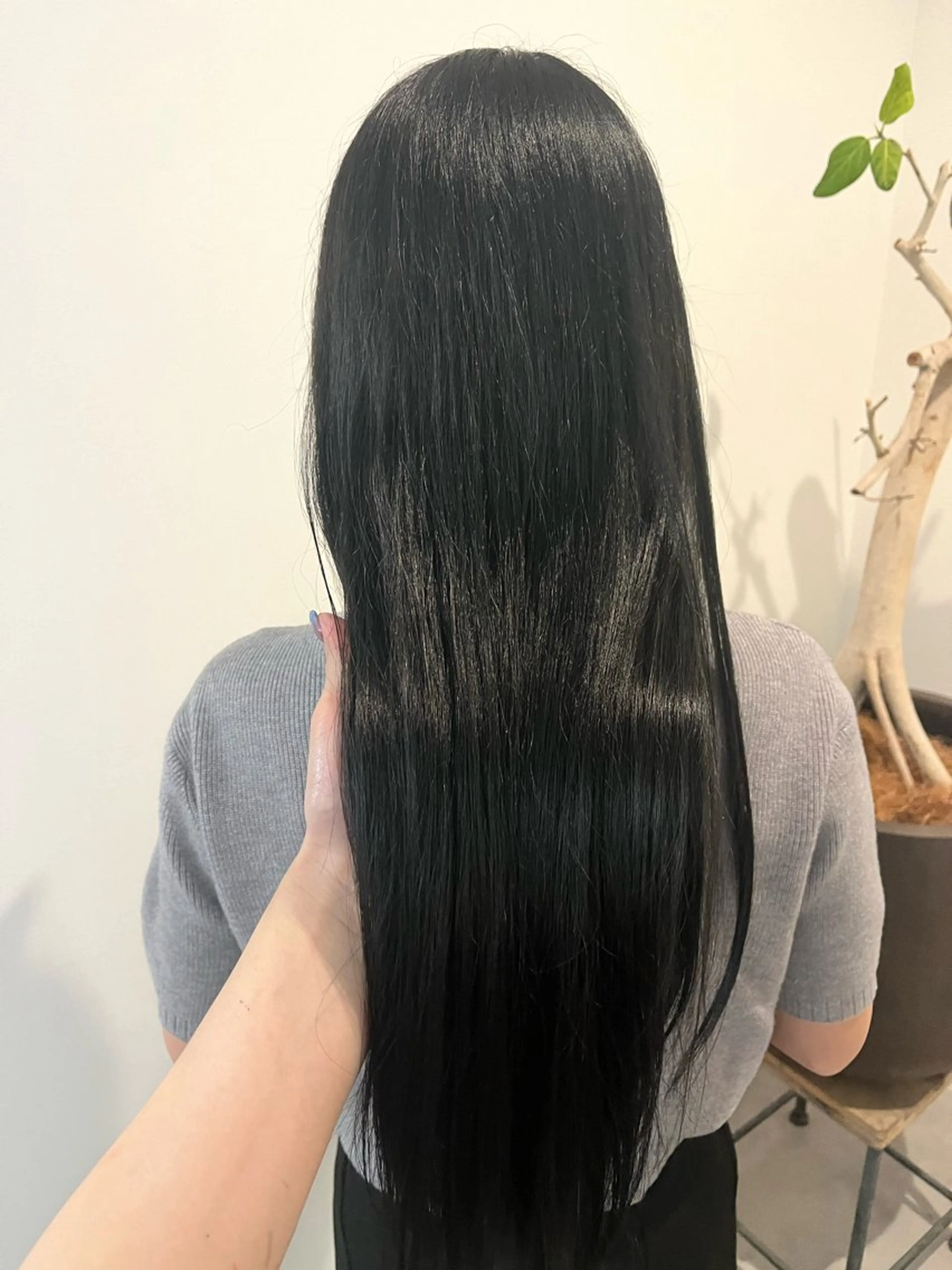 ロング カラー 黒髪 ブルーカラー ブルーブラック 黒川 綾音のヘアスタイル