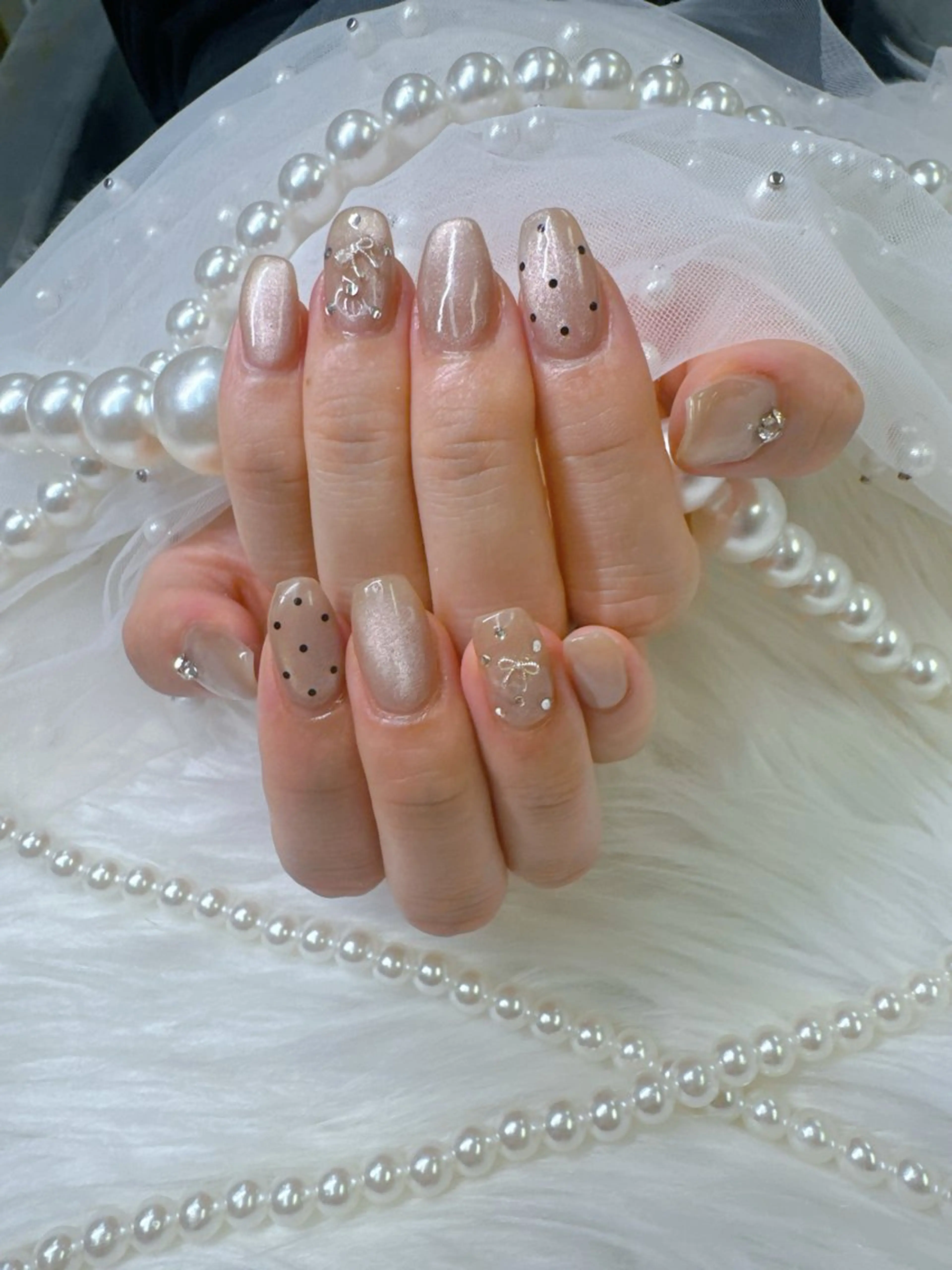 ネイル ボルドー チークネイル ドット 長さ出し フレンチネイル ハンドネイル クイーンズネイル銀座所属・Queeens nailのネイルデザイン