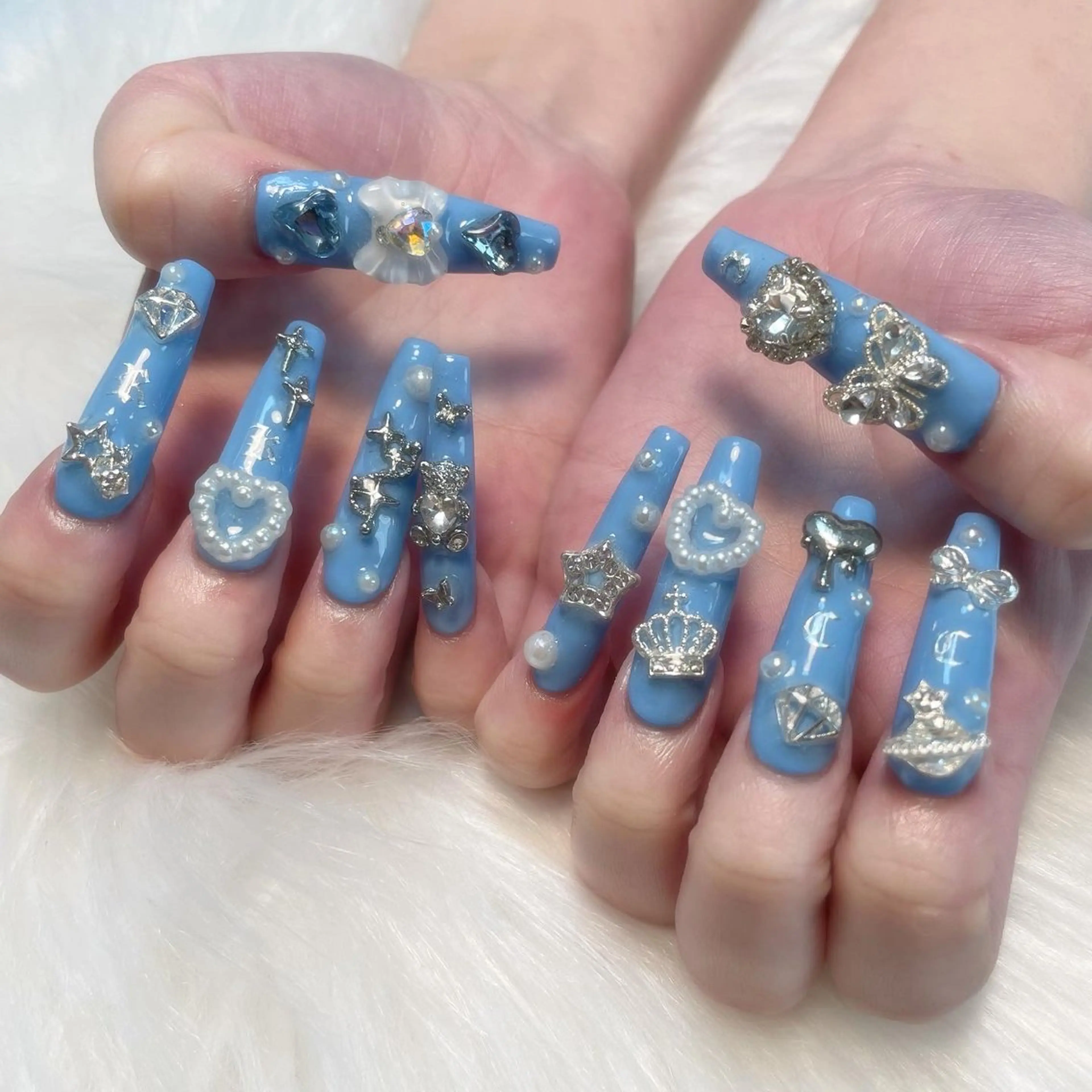 ネイル ハンドネイル ゴテゴテ💙ワンホン リオナのネイルデザイン