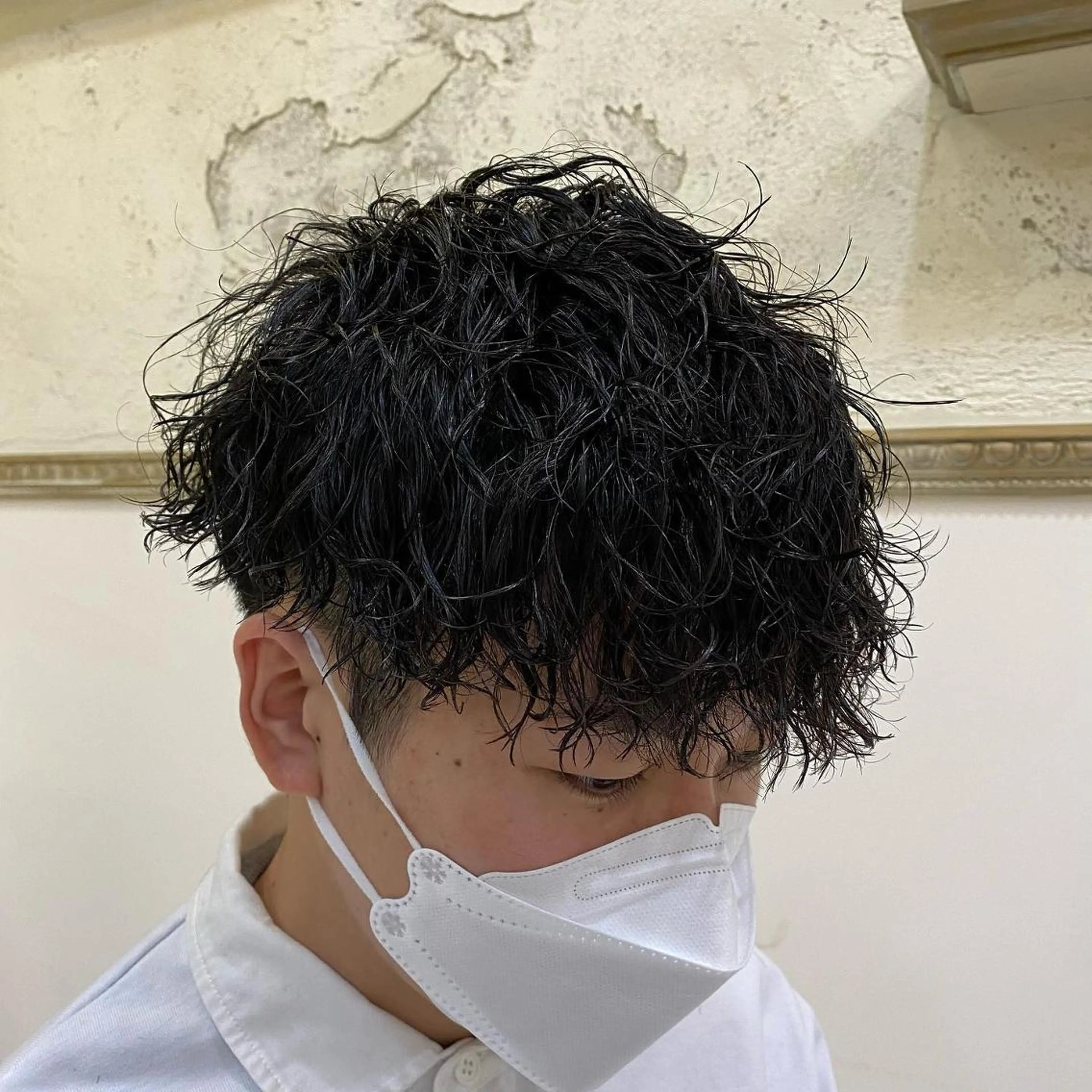 パーマ メンズ センターパート メンズ韓国風 マッシュ メンズパーマ メンズツイストパーマ 三ノ宮フェザーパーマ 蕃本 啓利のヘアスタイル