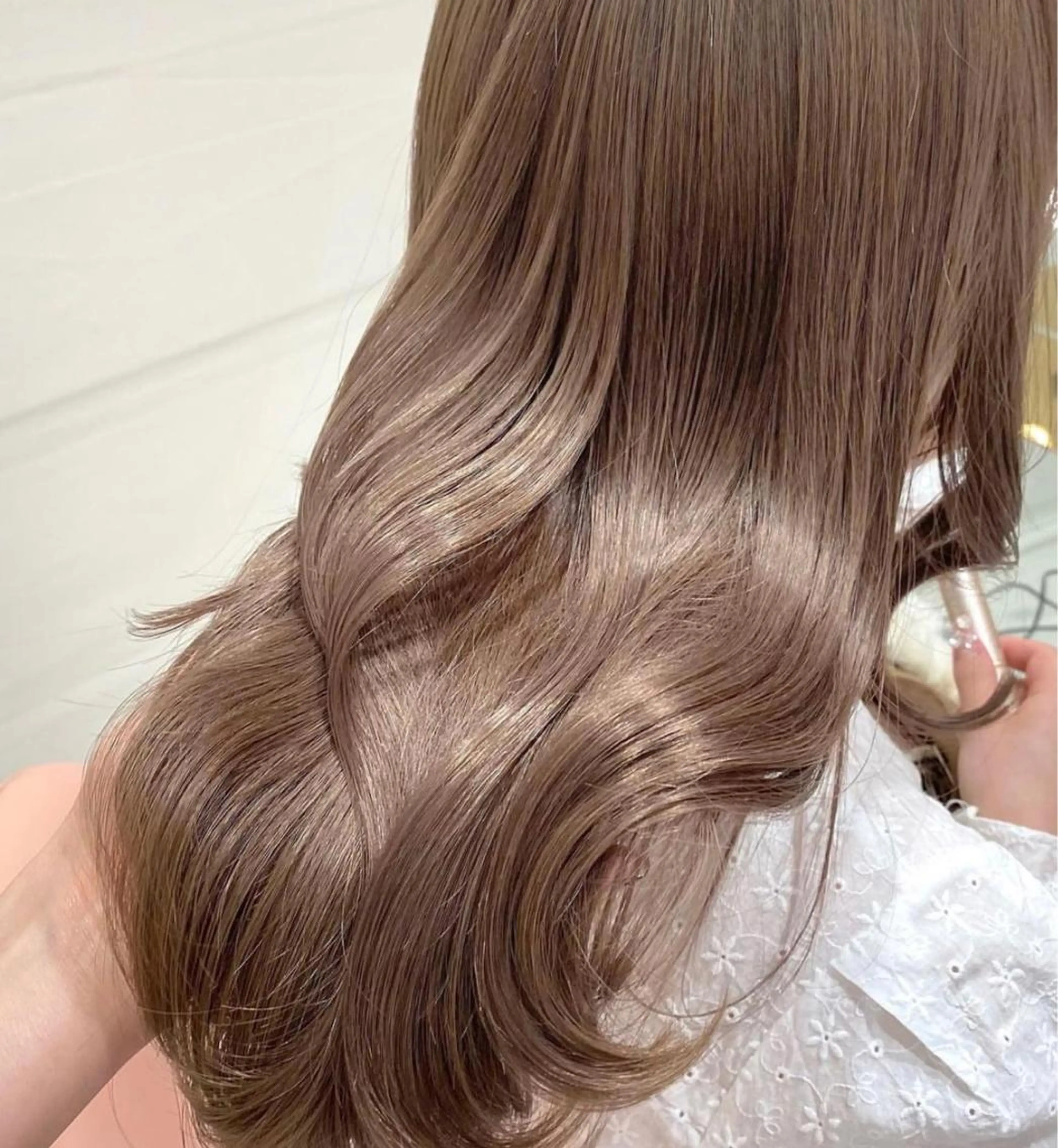 ロング カラー ベージュカラー ダブルカラー ミルクティーベージュ Kvell&Co.所属・ハイトーン カラーのヘアスタイル