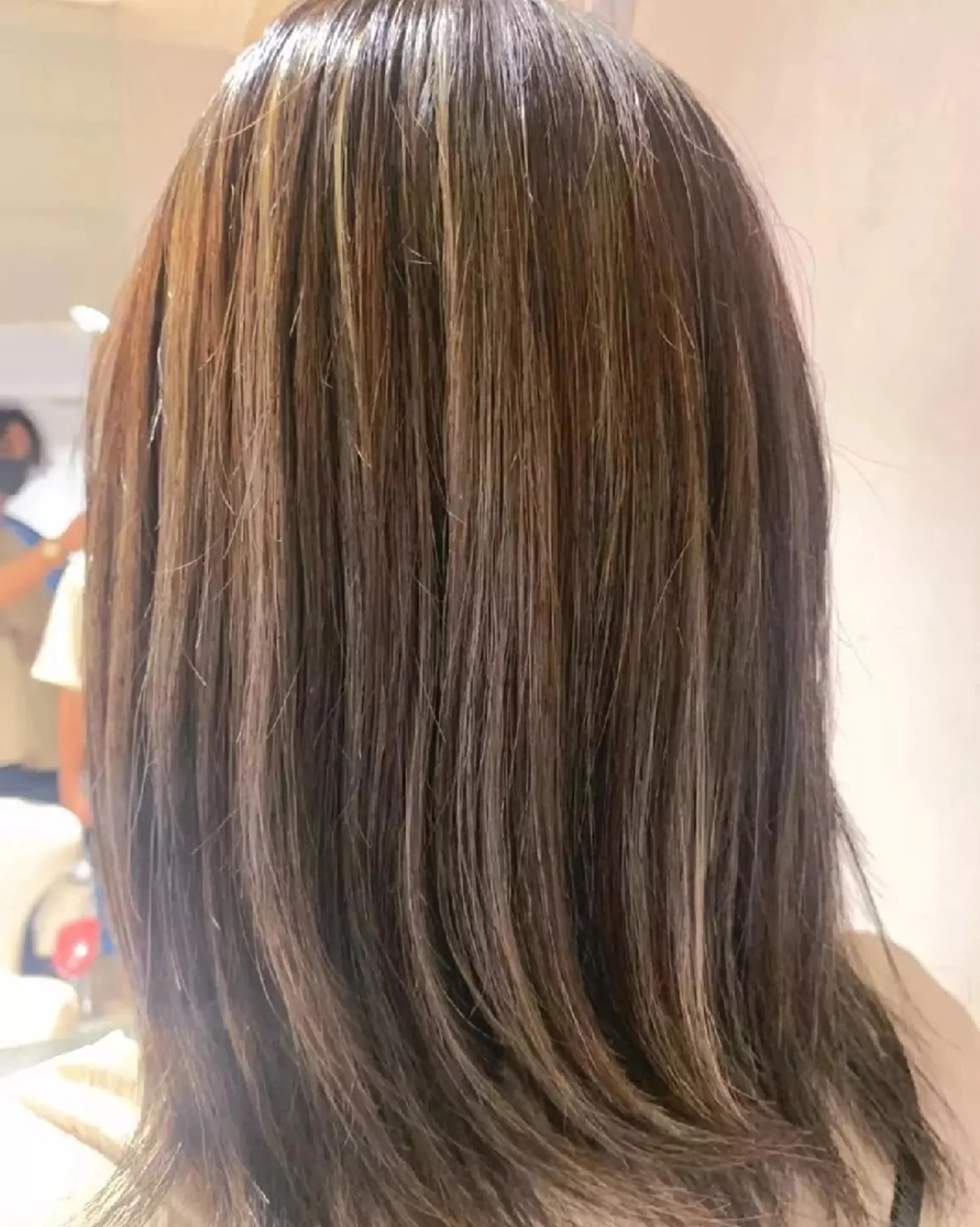 セミロング ハイライト レイヤーカット ヨウコ YOKOのヘアスタイル
