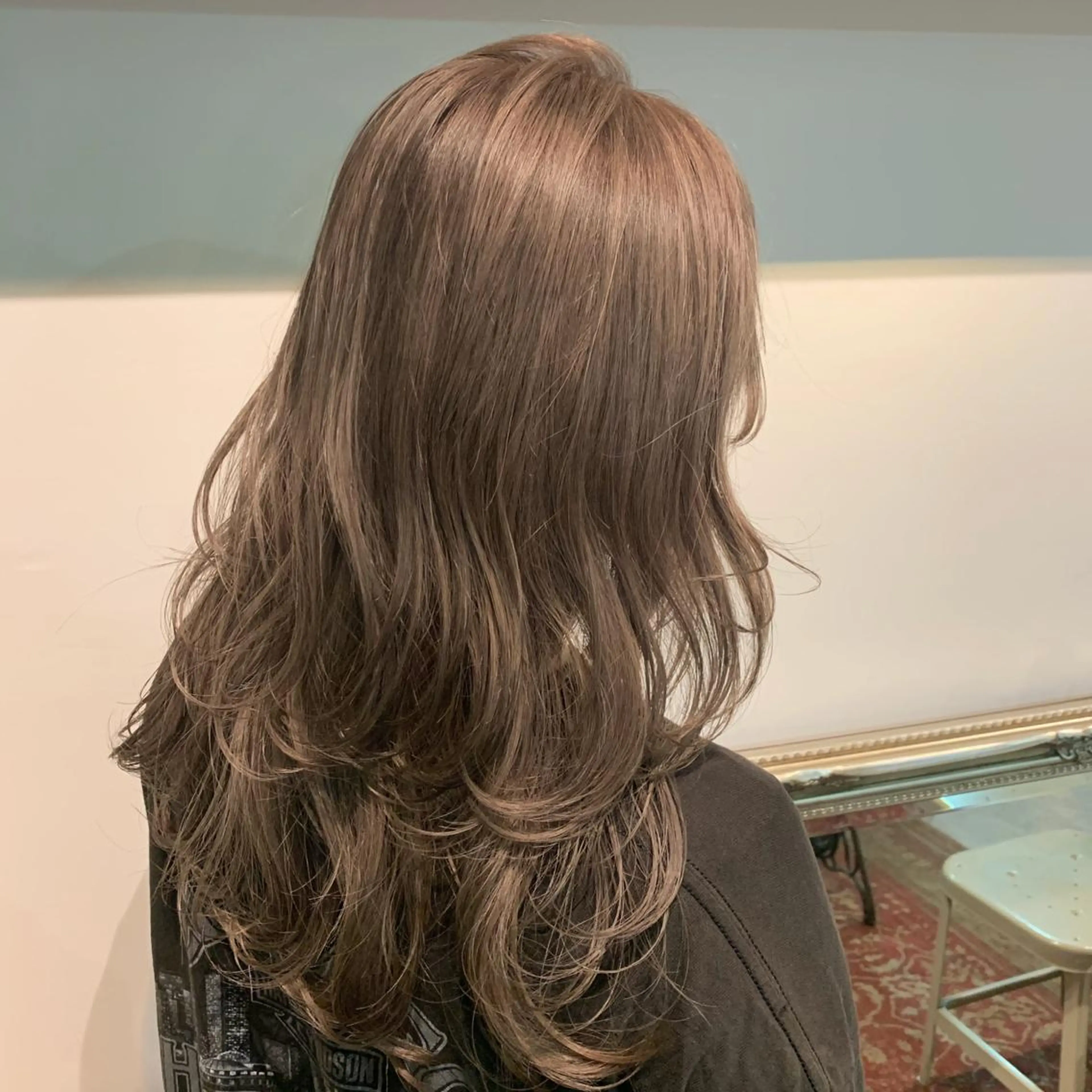 ロング カラー ヘアアレンジ ベージュカラー シルバー シルバーベージュ レイヤーカット ロング カット ヘアカラー トリートメント 山崎 澪のヘアスタイル