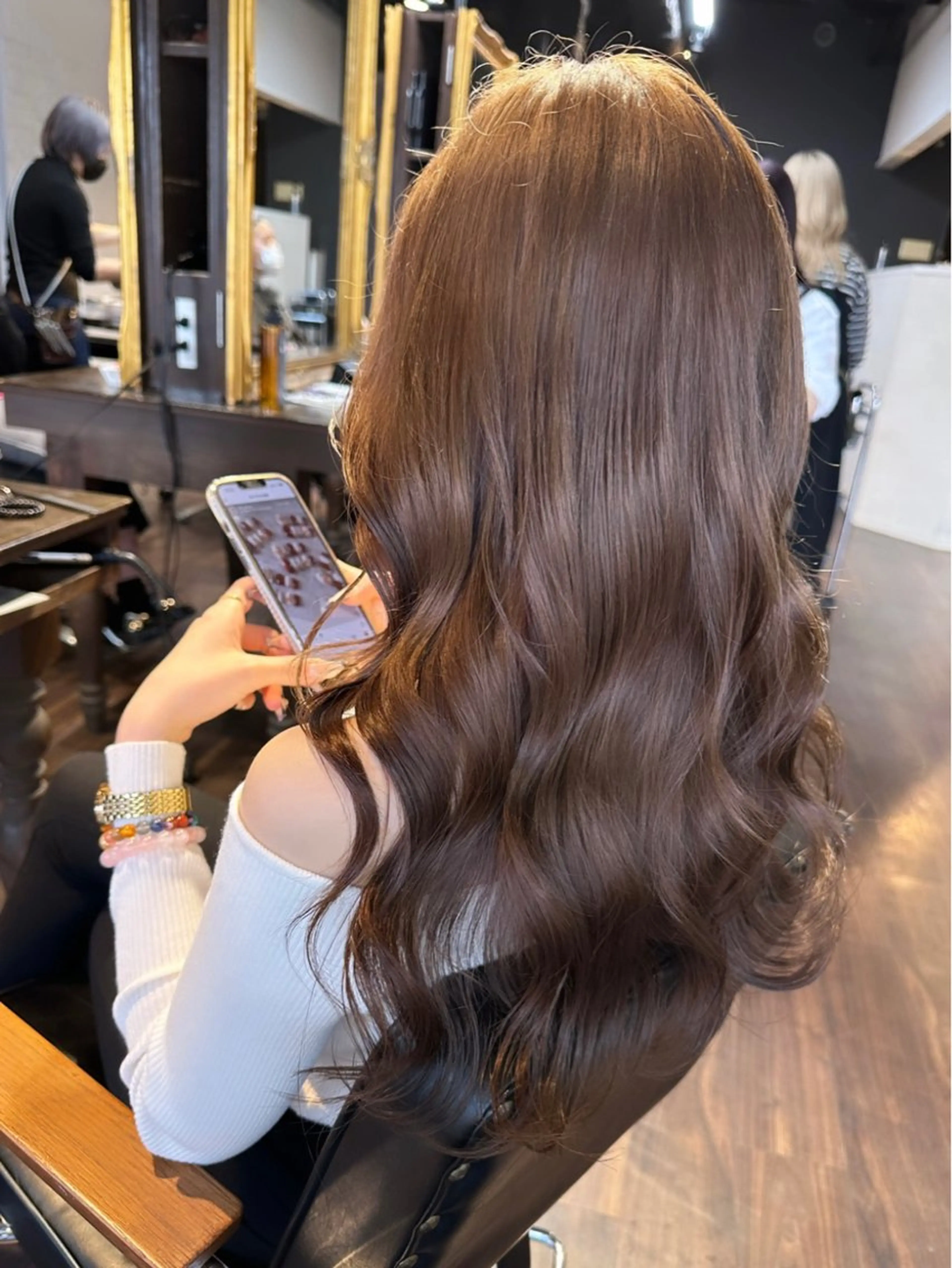 ロング カラー ヘアアレンジ ベージュカラー ブリーチ イヤリングカラー ハイトーンカラー ミルクティーベージュ カット ヘアカラー トリートメント 髪質改善/縮毛矯正 ダブルカラー/Youのヘアスタイル